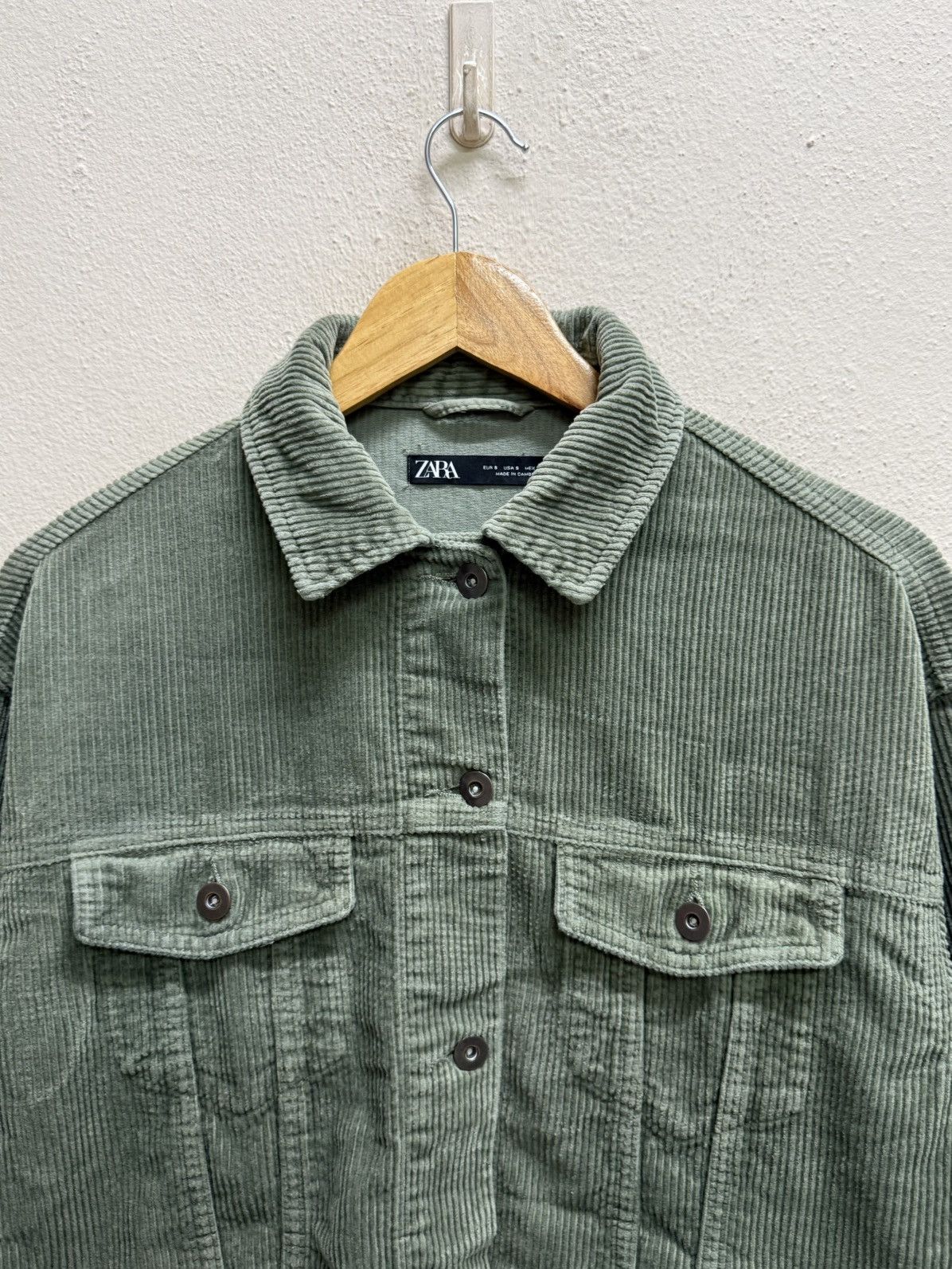 Zara Zara Oversized green corduroy button up shirt with a raw hem Size S / US 4 / IT 40 - 17 Thumbnail