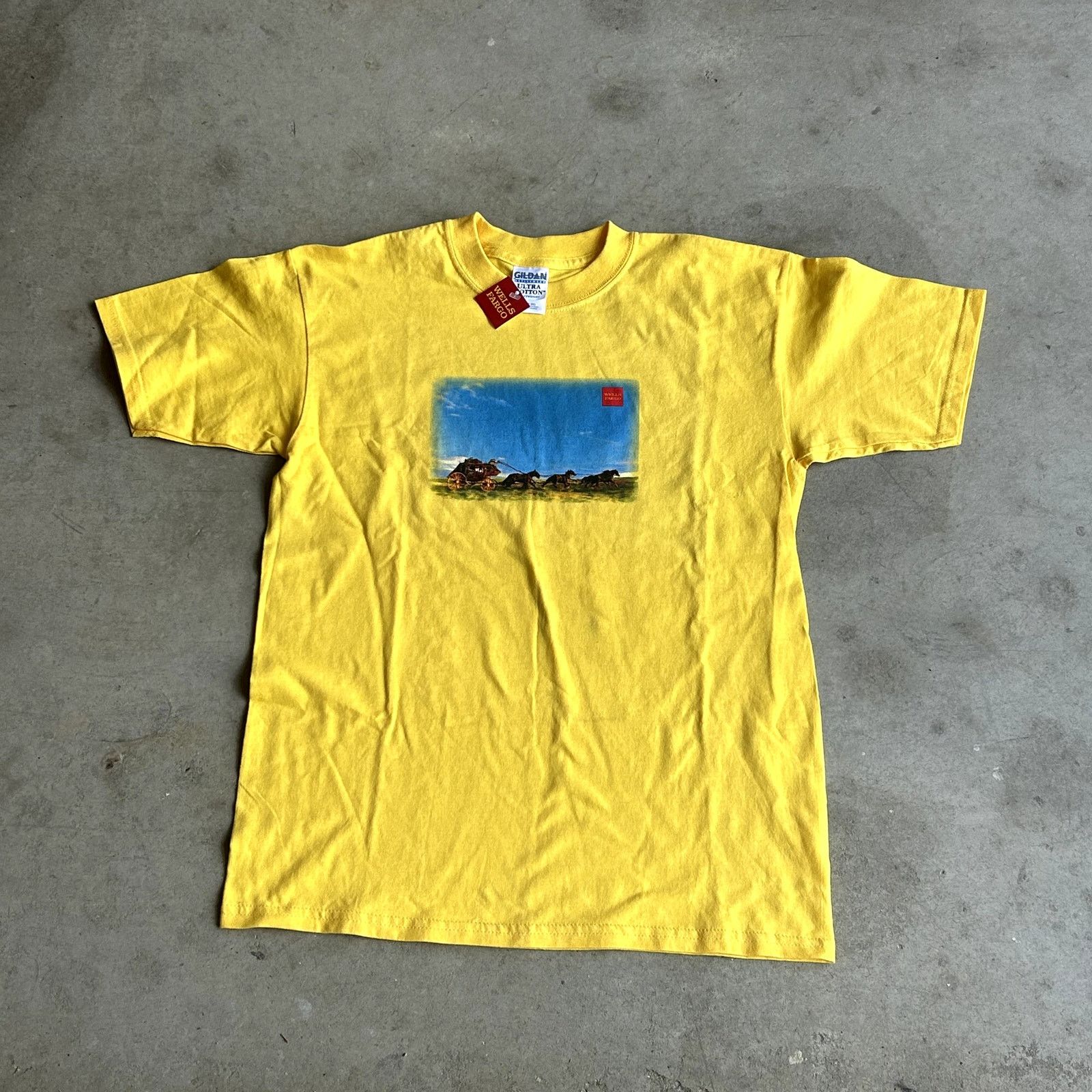 Gildan Y2K Deadstock Wells Fargo Yellow T-Shirt XL Size US XL / EU 56 / 4 - 1 Thumbnail