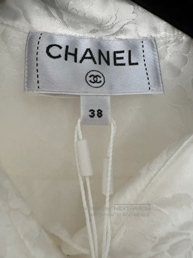 Chanel Chanel Lapel gold button dark flower silk sleeveless shirt Size XS / US 0-2 / IT 36-38 - 3 Thumbnail