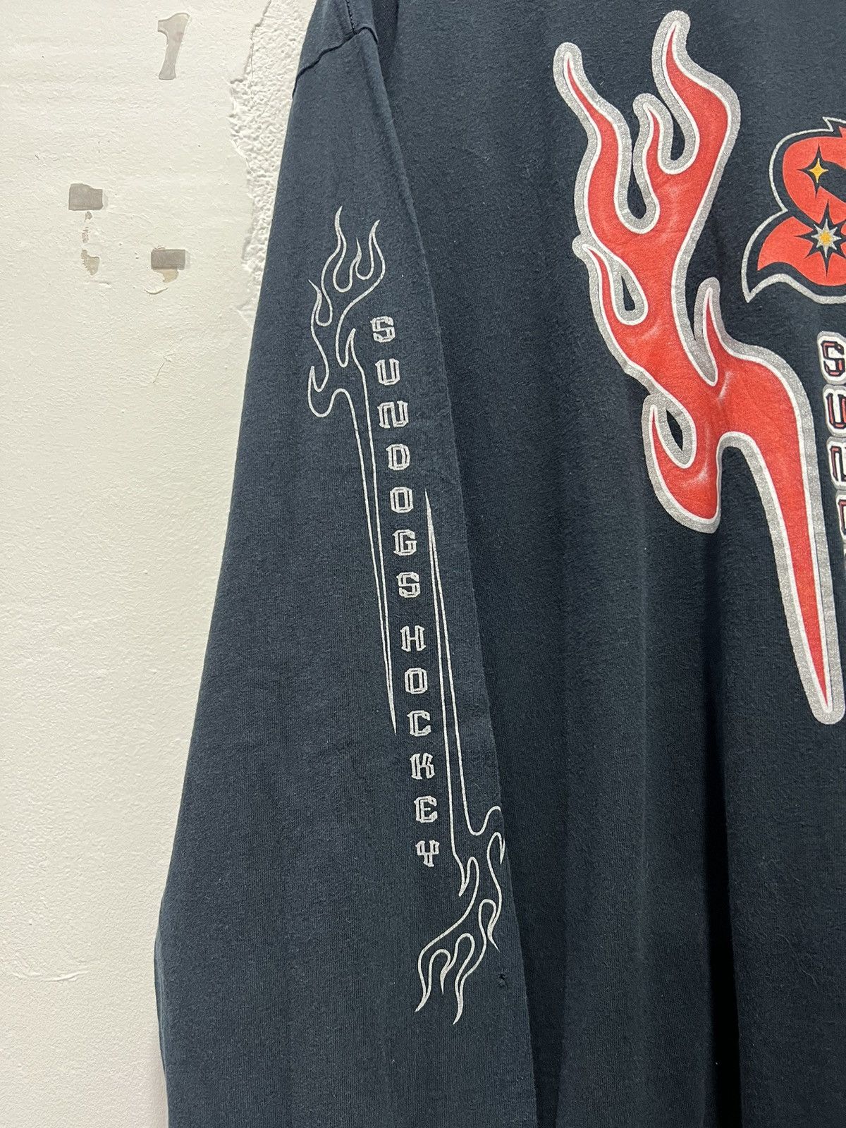 Vintage Vintage Sundogs Hockey Flame Tshirt Size US XL / EU 56 / 4 - 4 Thumbnail