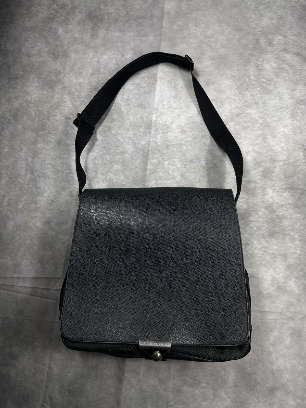 Louis Vuitton Louis Vuitton shoulder bag taiga viktor messenger Size ONE SIZE - 1 Thumbnail