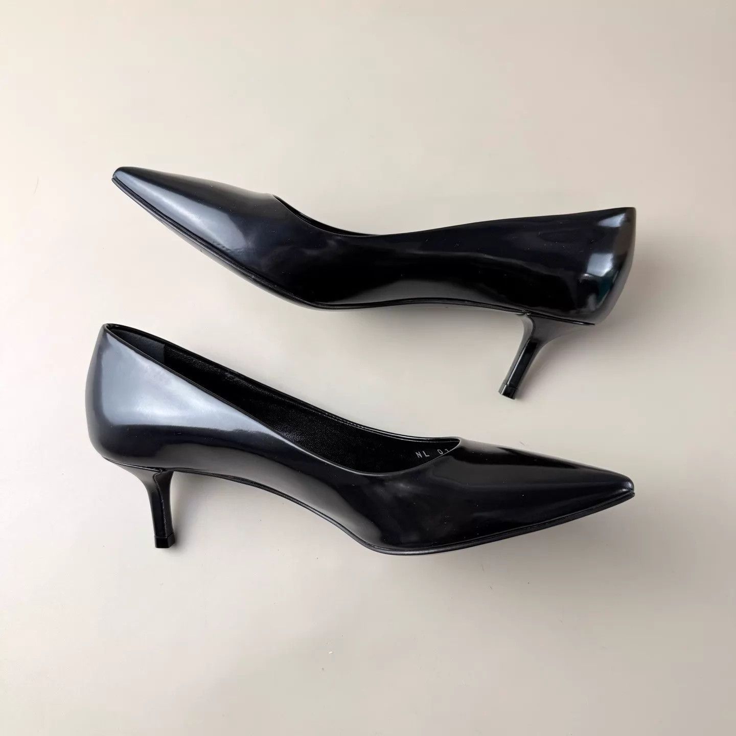 Louis Vuitton LV Black White Logo Heels Size 36.5 Size US 6 / IT 36 - 6 Thumbnail