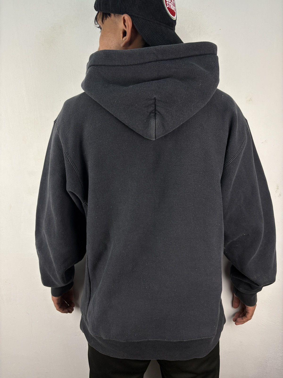 Carhartt Vintage Sunfaded Carhartt Embroidered Hoodies Sweatshirt Size US L / EU 52-54 / 3 - 6 Thumbnail