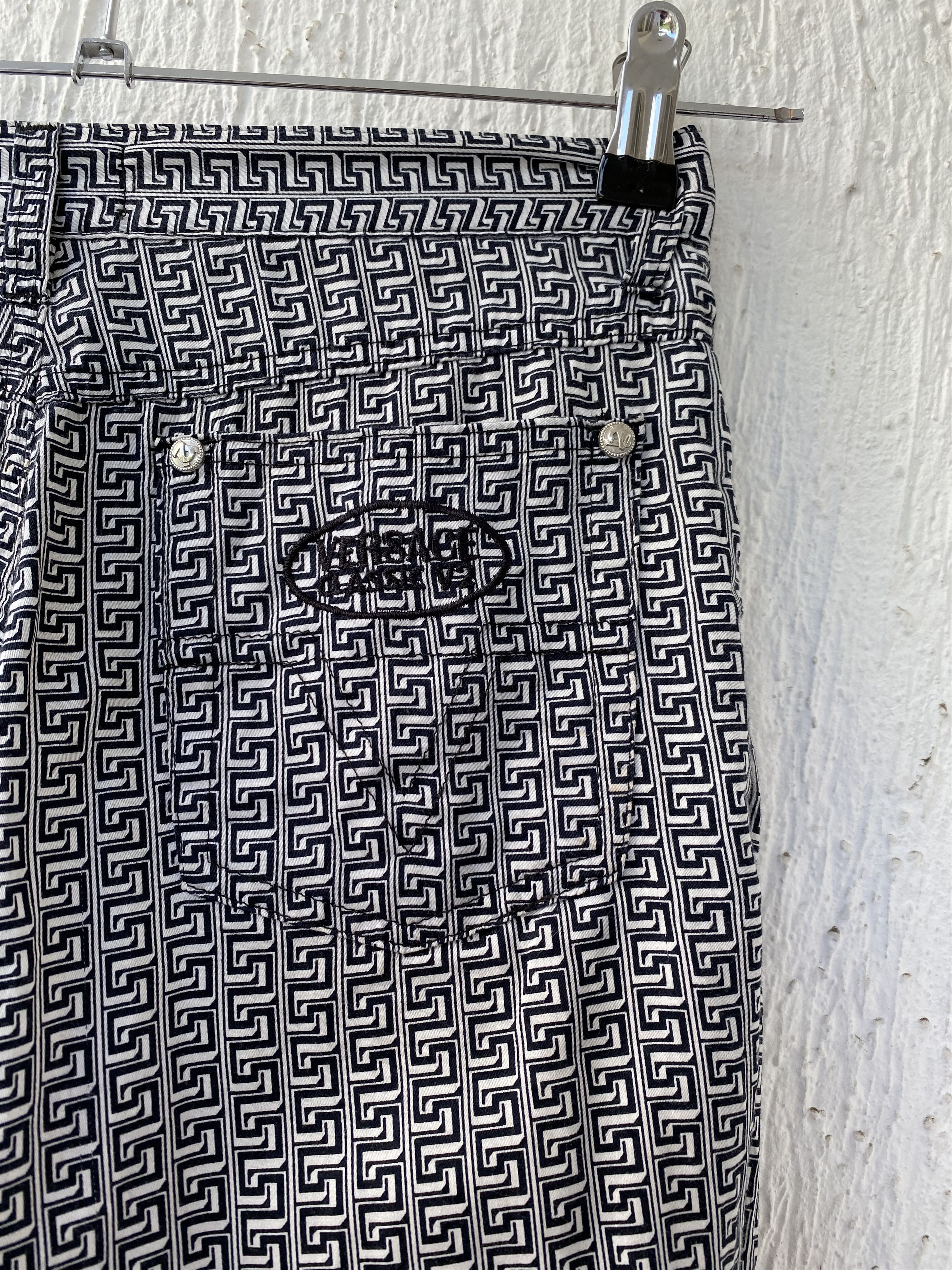 Versace 1990s Greca geometric print cropped trousers Size US 28 / EU 44 - 4 Thumbnail