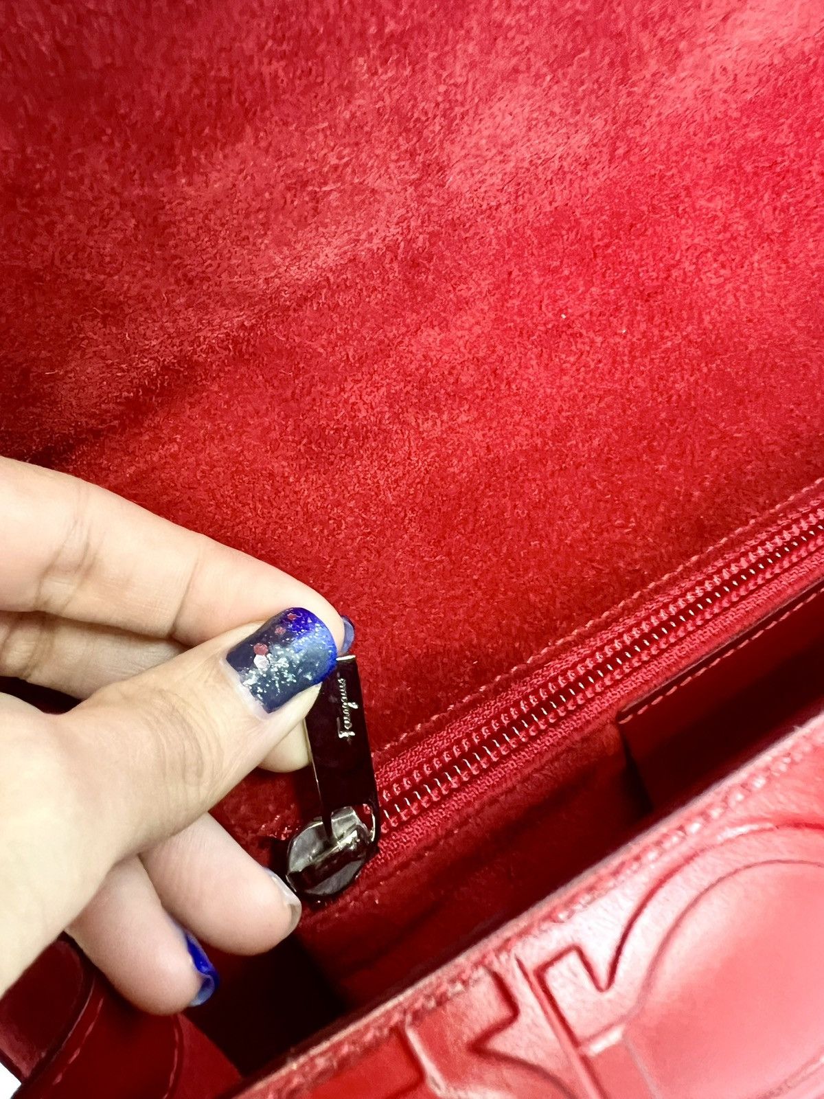 Salvatore Ferragamo Ferragamo Red Gancini Embossed Leather Shoulder Bag Size ONE SIZE - 13 Thumbnail
