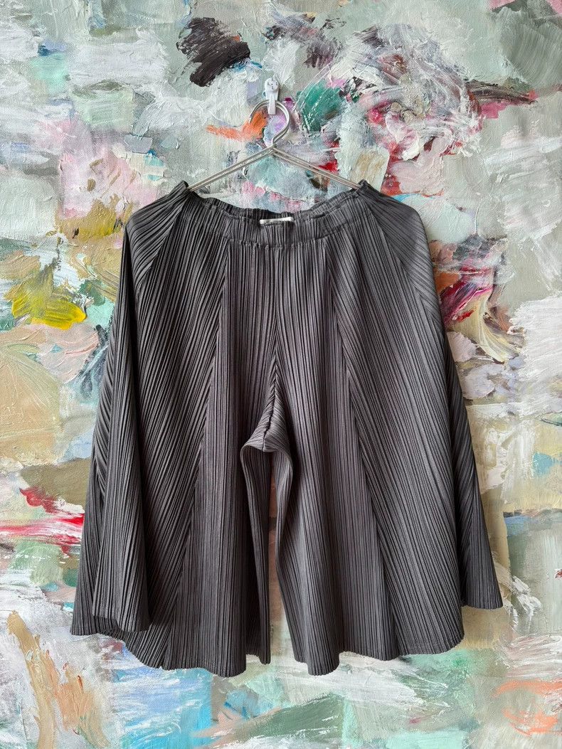 Issey Miyake Issey Miyake Pleated grey shorts Size 31" - 1 Thumbnail