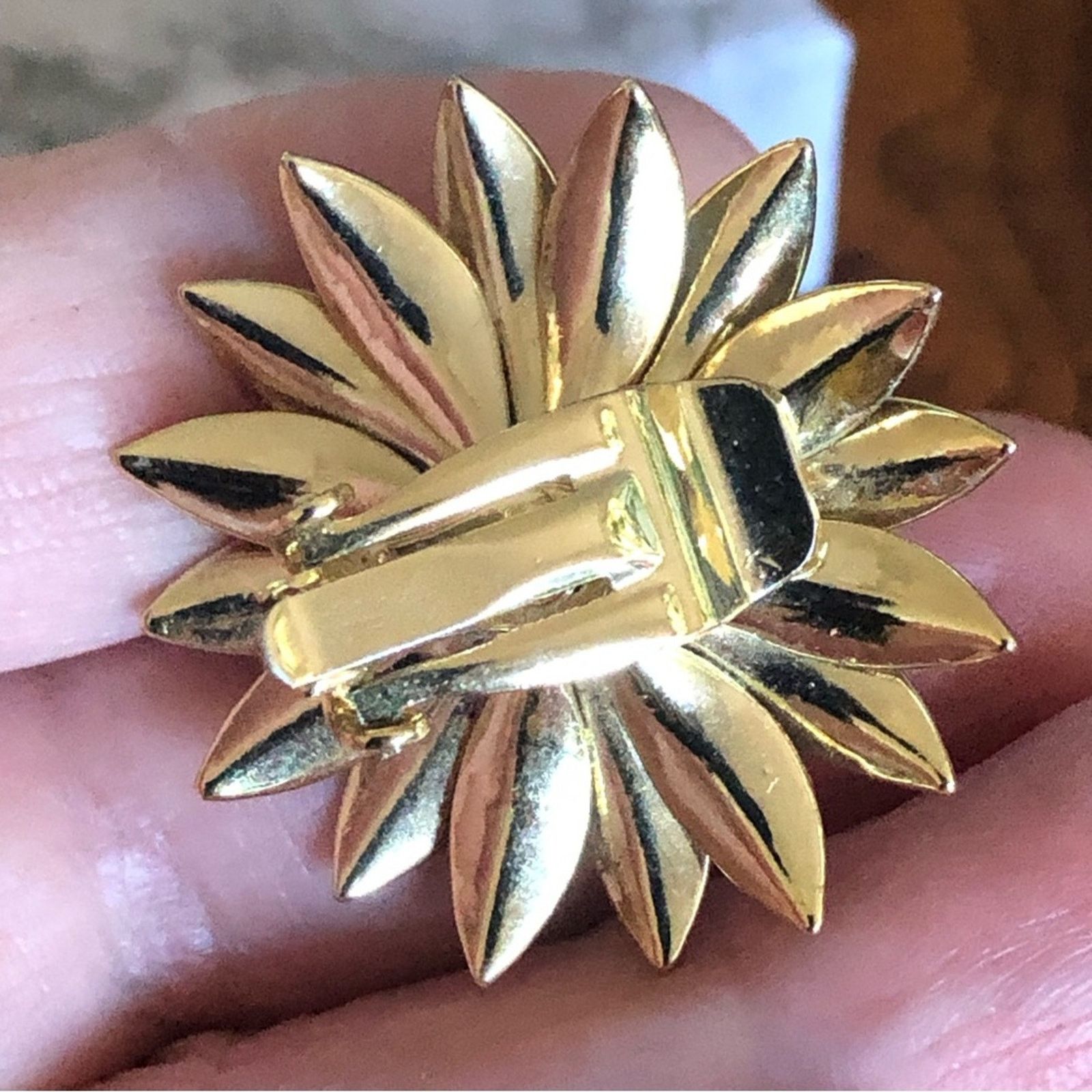 Vintage Vintage 70s gold tone metal flower cluster clip on earrings Size ONE SIZE - 7 Thumbnail