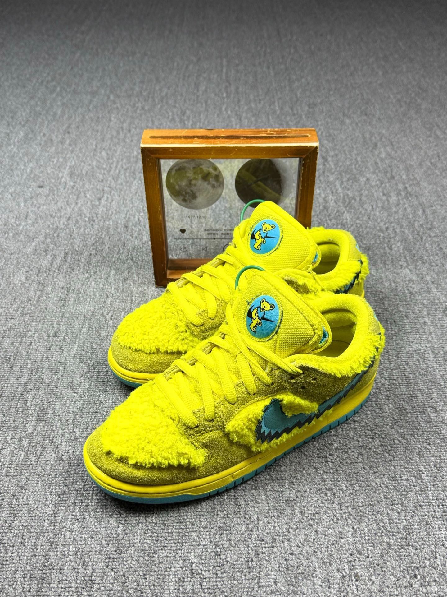 Nike Nike DUNK SB Yellow Lowtop Sneakers 8 Men Size US 8 / EU 41 - 1 Thumbnail