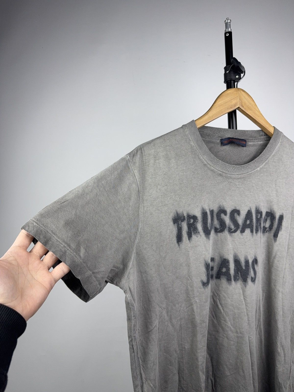 Trussardi 00s Trussardi Jeans Spray Big Logo Tee Vintage Grey Italy Size US L / EU 52-54 / 3 - 5 Thumbnail