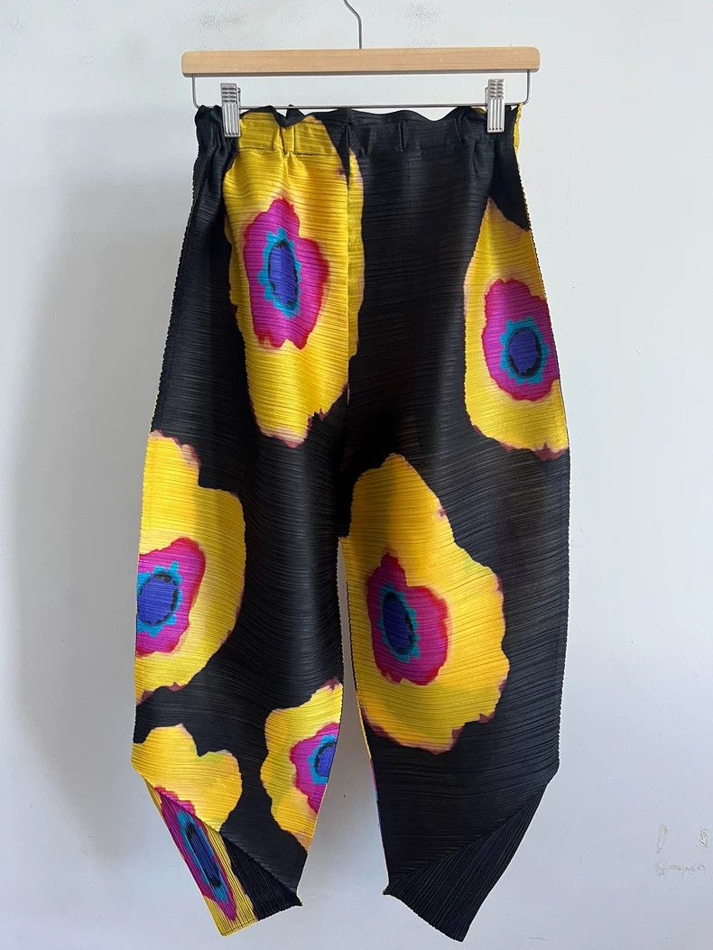Issey Miyake Issey Miyake size:3 Yellow sunflowers, black trousers Size 22" - 2 Thumbnail