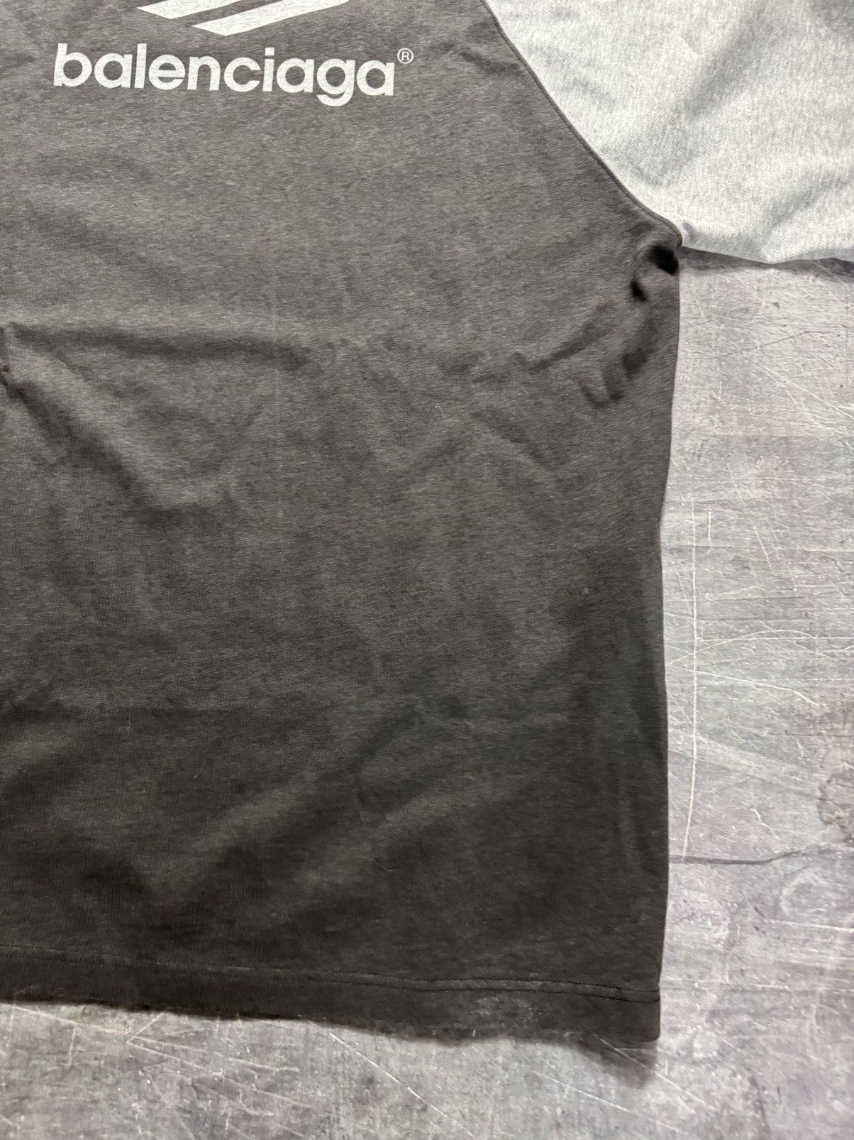 Balenciaga Balenciaga 3B Logo Crewneck T-Shirt in Grey Size US XL / EU 56 / 4 - 6 Thumbnail