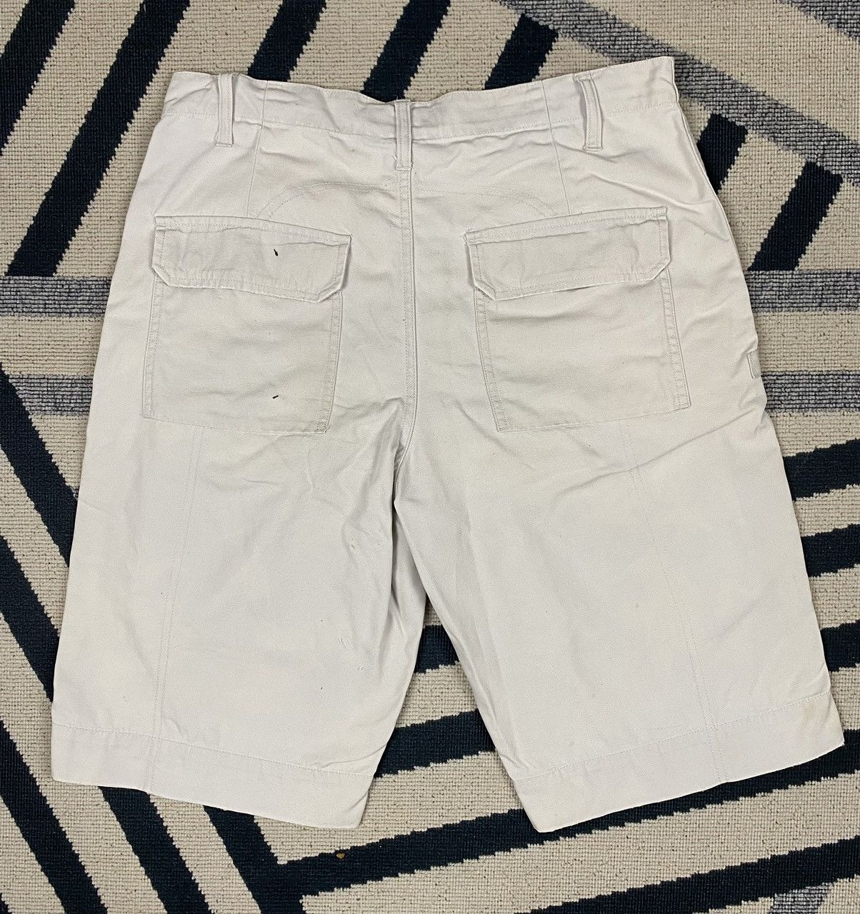 Armani Exchange Pre-loved Armani Exchange White Cargo Shorts Size US 30 / EU 46 - 2 Thumbnail