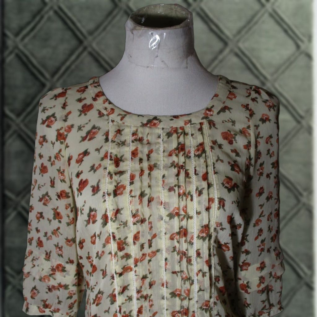 Vintage VINTAGE Elana Solano Beige Floral 3/4 Sleeve Top S Woman Blouse Knit Polyester Size S Waist Length 3/4 Sleeve Floral Mens? Size S / US 4 / IT 40 - 1 Thumbnail