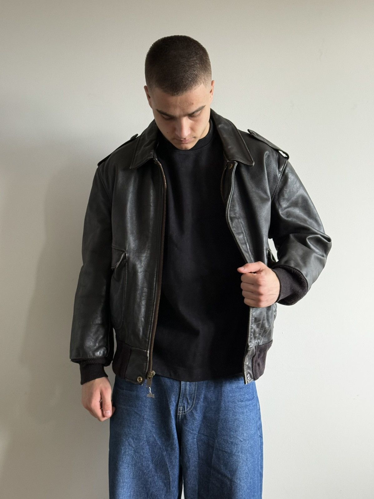 Schott Vintage Schott Black Heavyweight Leather A-2 Bomber Jacket Size US L / EU 52-54 / 3 - 11 Thumbnail
