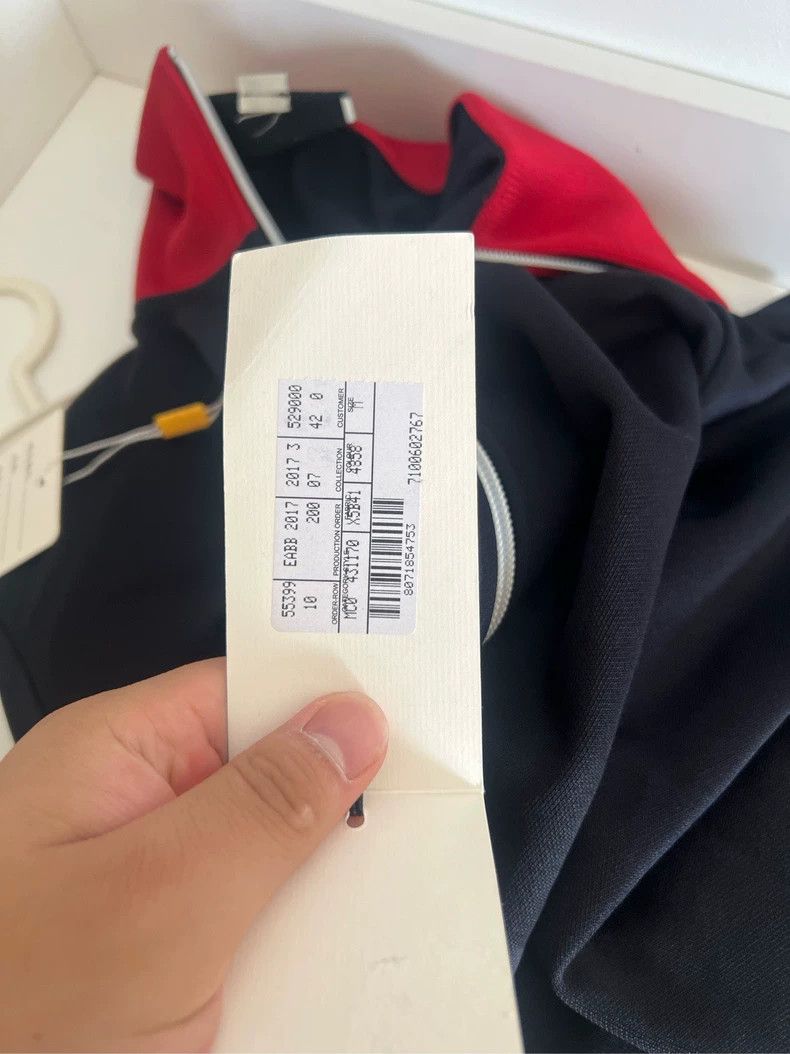 Gucci Gucci Red and black striped bee embroidered zipper jacket 2 Size US M / EU 48-50 / 2 - 4 Thumbnail