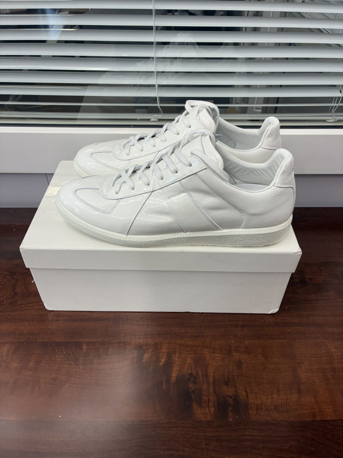 Maison Margiela Maison Margiela White Leather Replica Gats Size US 11 / EU 44 - 2 Thumbnail