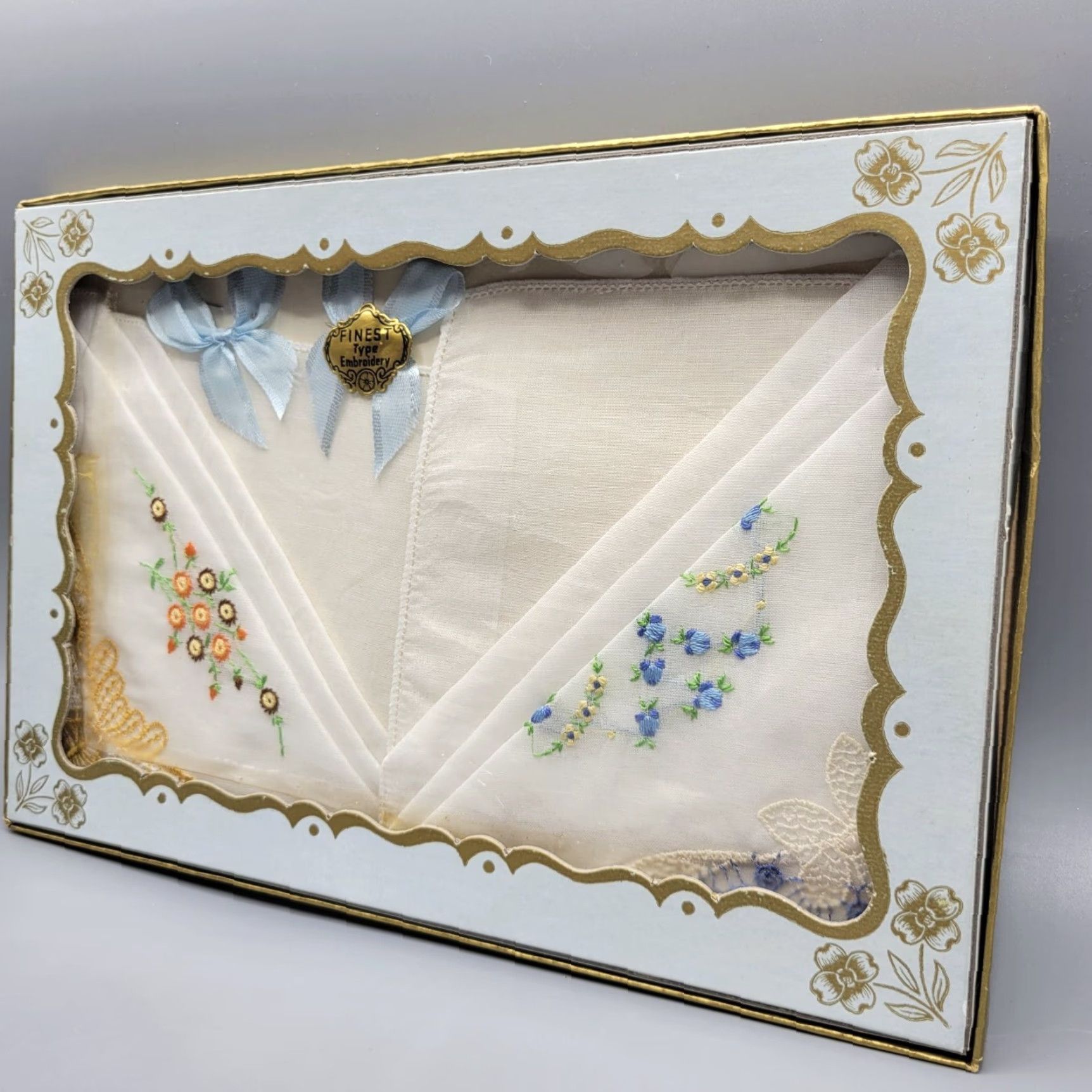 Vintage VINTAGE Handkerchiefs Embroidered Set of 2 in Decorative Box White Floral Never Used Ladies Mens Girls Boys Complex? Size ONE SIZE - 3 Thumbnail