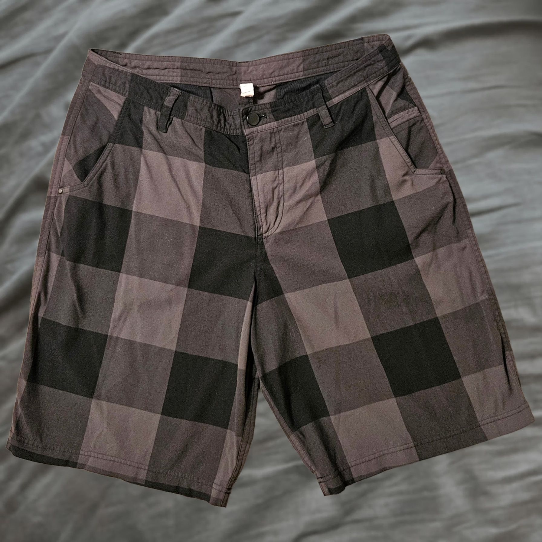 Lululemon Lululemon Shorts Mens 36 Black Gray Plaid Checkered Flat Front Size 36 x 10 Size US 36 / EU 52 - 1 Thumbnail