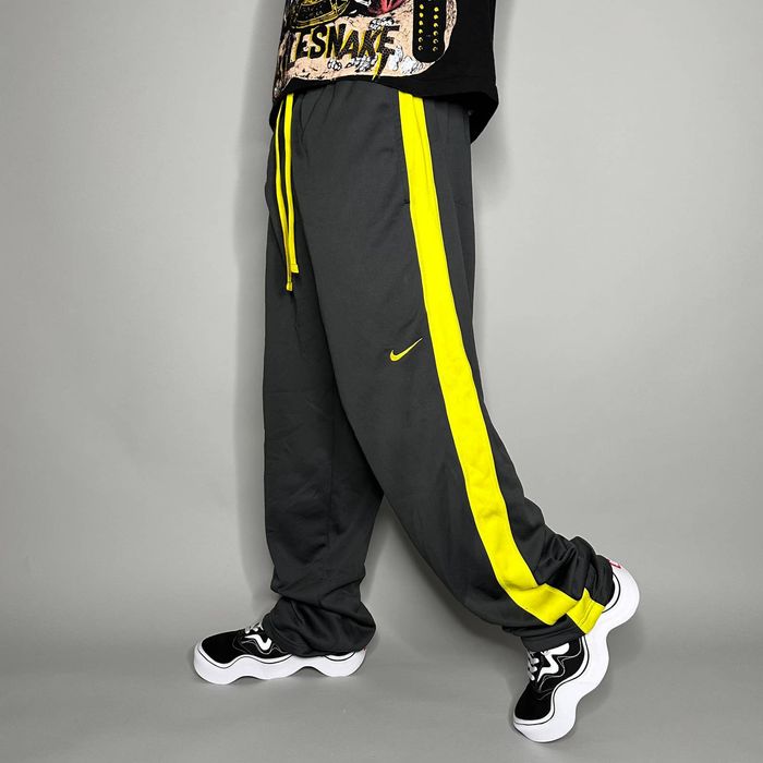 nike therma swoosh pants