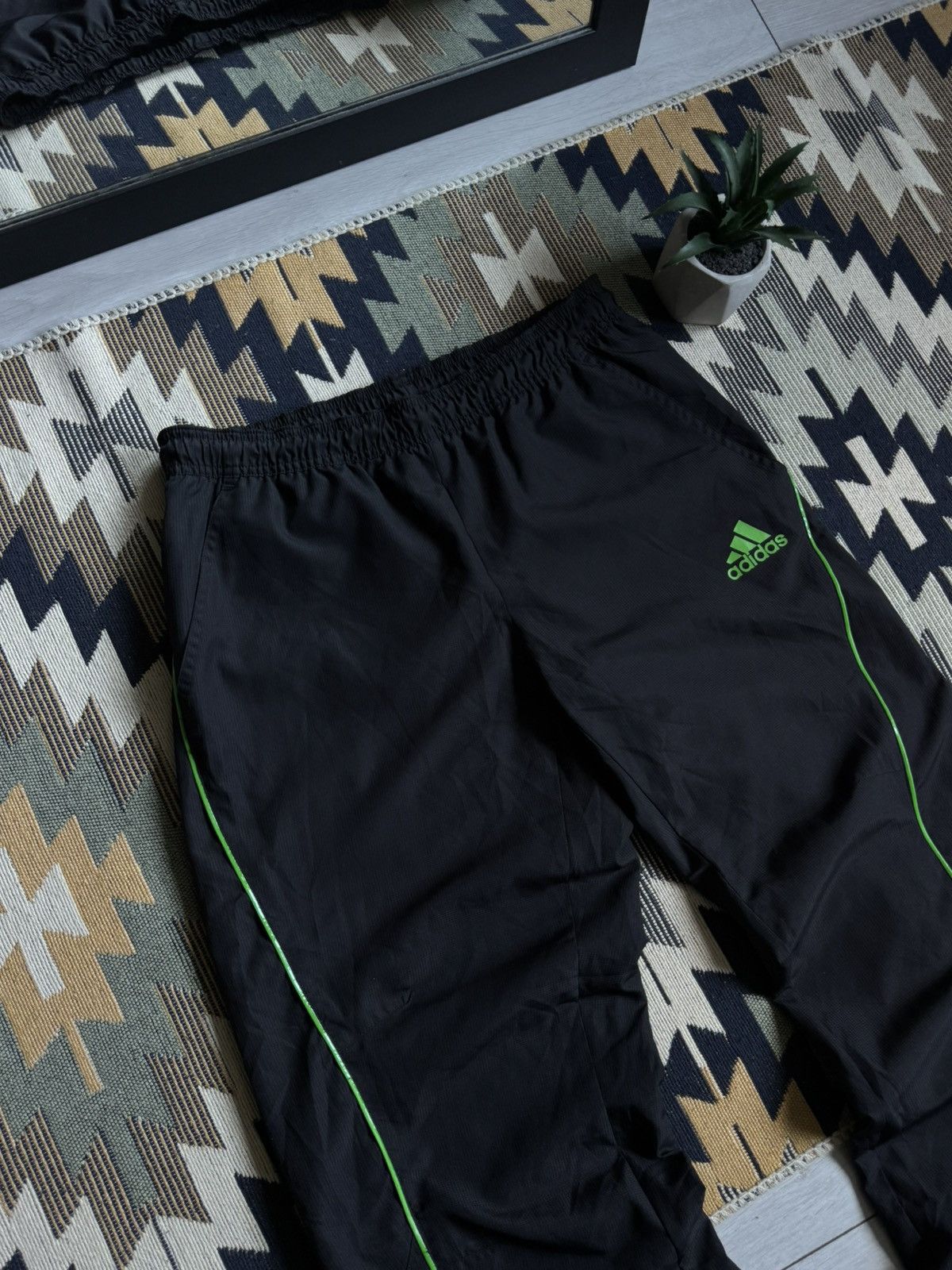 Adidas Vintage Adidas Nylon Logo Y2K Baggy Pants Size US 30 / EU 46 - 5 Thumbnail