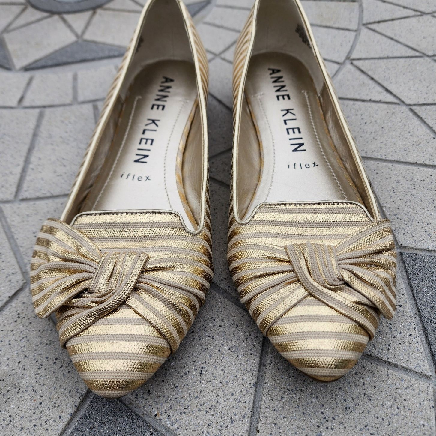 Anne Klein Anne Klein iFlex Breezey Striped Bow Gold Pumps 7.5 Size US 7.5 / IT 37.5 - 4 Thumbnail