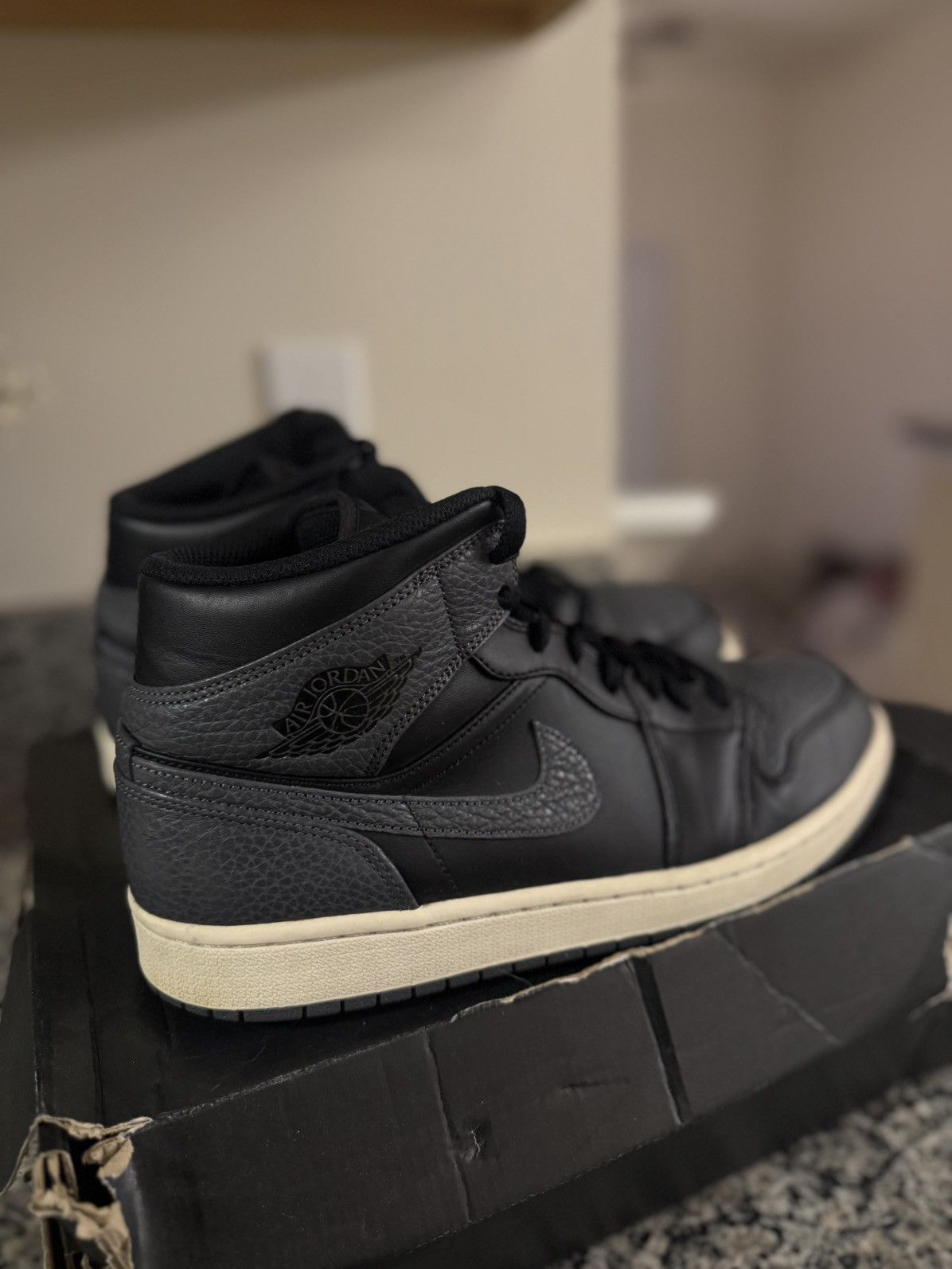Jordan Brand × Nike Jordan 1 Mid Dark Grey 2018 554724-041 Size 10.5 OG RARE Size US 10.5 / EU 43-44 - 4 Thumbnail
