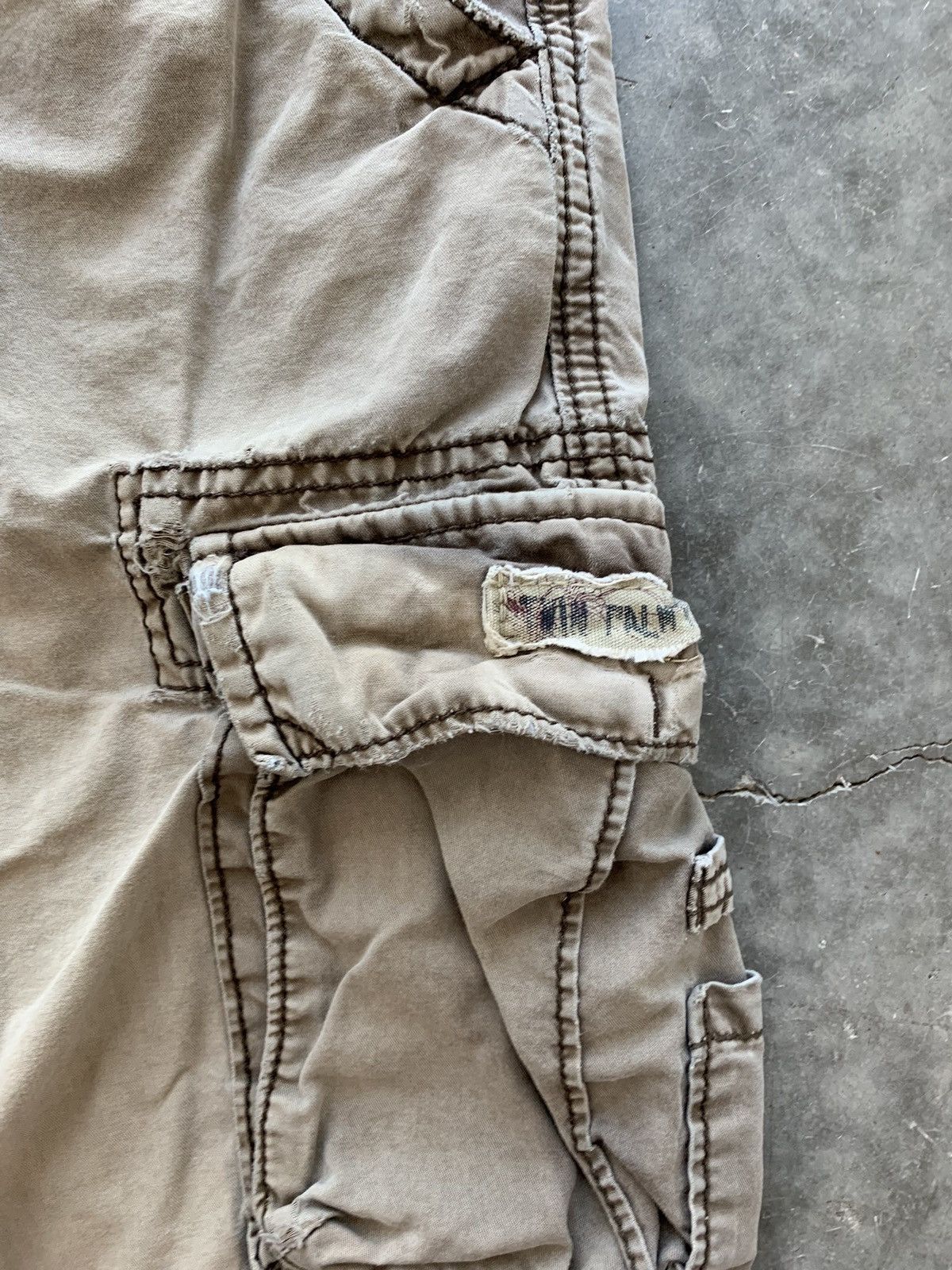 Vintage Vintage Y2K Thrashed Faded Brown Cargo Shorts Size US 32 / EU 48 - 4 Thumbnail