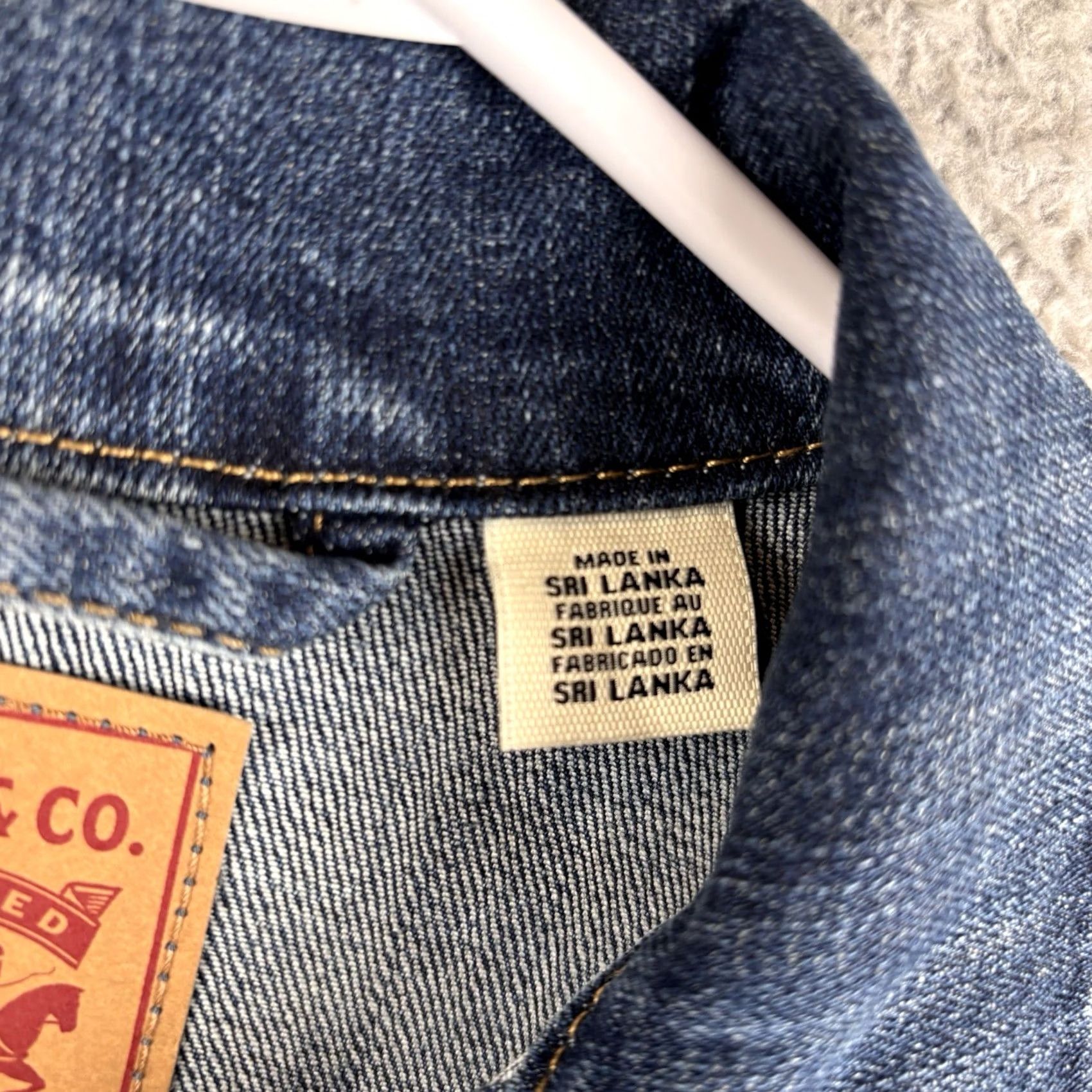 Levi's Levi's Trucker Jacket Denim Blue Short Regular Sleeve Pockets Button PVC? (Note: Original contains no PVC; proceeding with allowed words only) Size 28" / US 6 / IT 42 - 4 Thumbnail