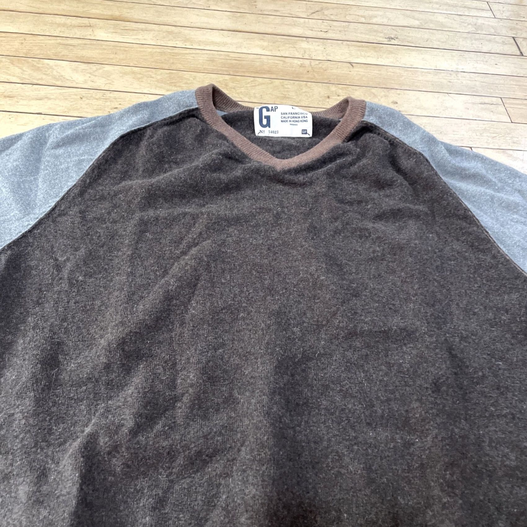 Gap VINTAGE Gap Cashmere Sweater Men L VNeck Gray Brown 90s Preppy Streetwear Pullover Mens L Size US L / EU 52-54 / 3 - 4 Thumbnail