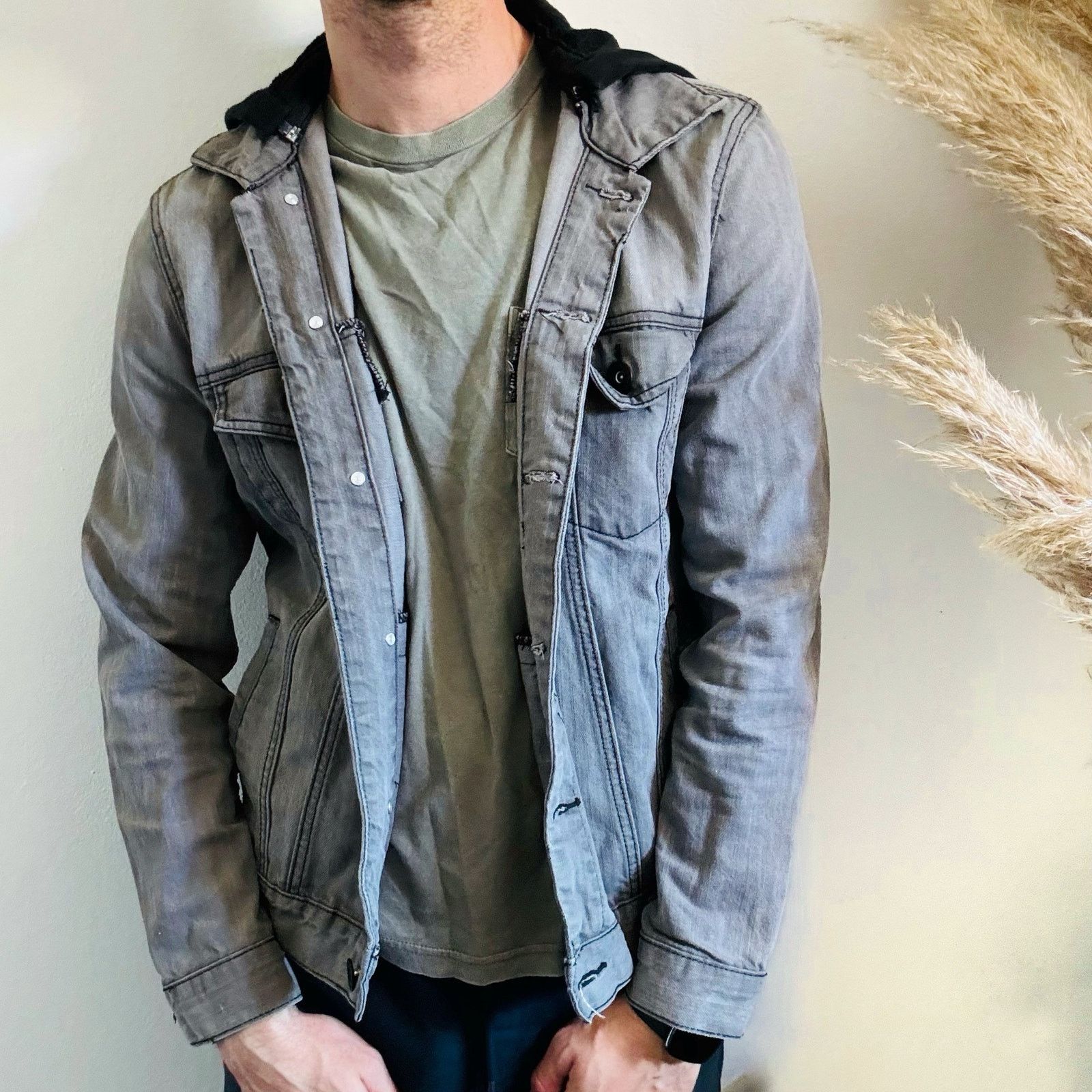 Hollister Grey Denim Jacket With Hood MENS GUESS Grey Jeans Black