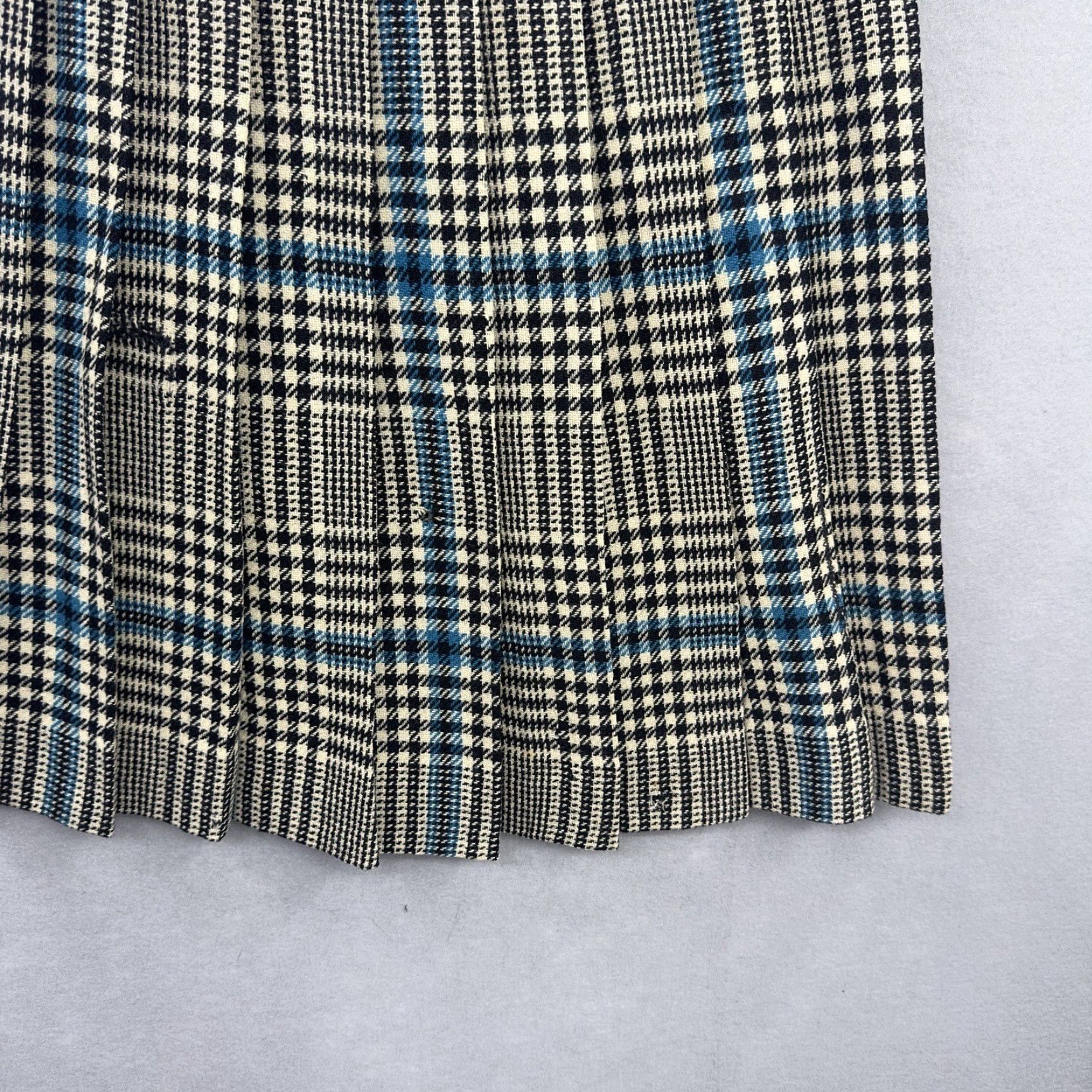 Vintage VINTAGE Bandstander Skirt Women Midi Plaid Wool Flannel Pleated A-Line READ Bandstander Skirt Small Black Retro Hipster Dark Academia 90s Size 28" / US 6 / IT 42 - 4 Thumbnail