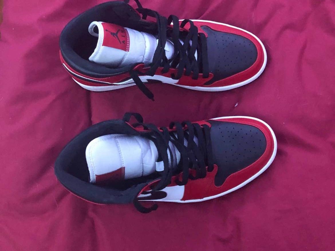 Jordan Brand × Nike Jordan 1 mid “Chicago Black Toe” Size US 10 / EU 43 - 3 Thumbnail