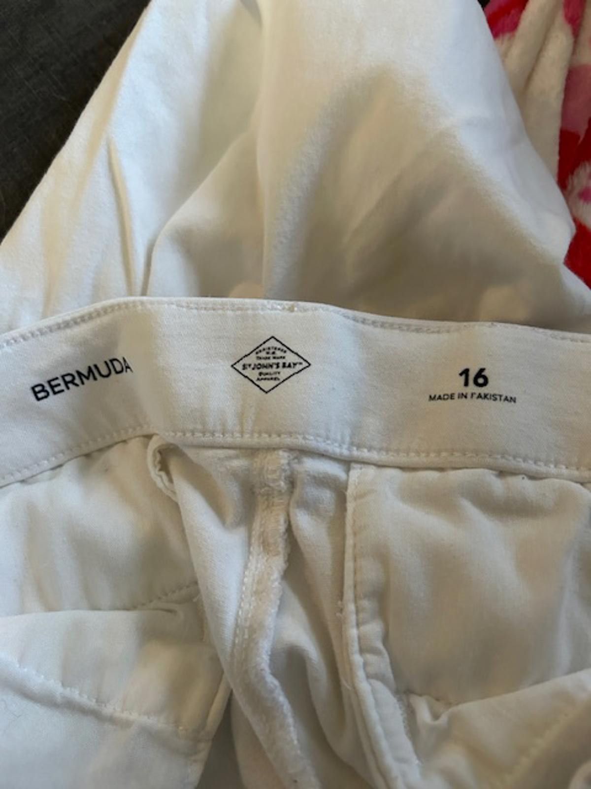 St. Johns Bay St. John's Bay White Bermuda Shorts Size 16 Size US 34 / EU 50 - 2 Thumbnail