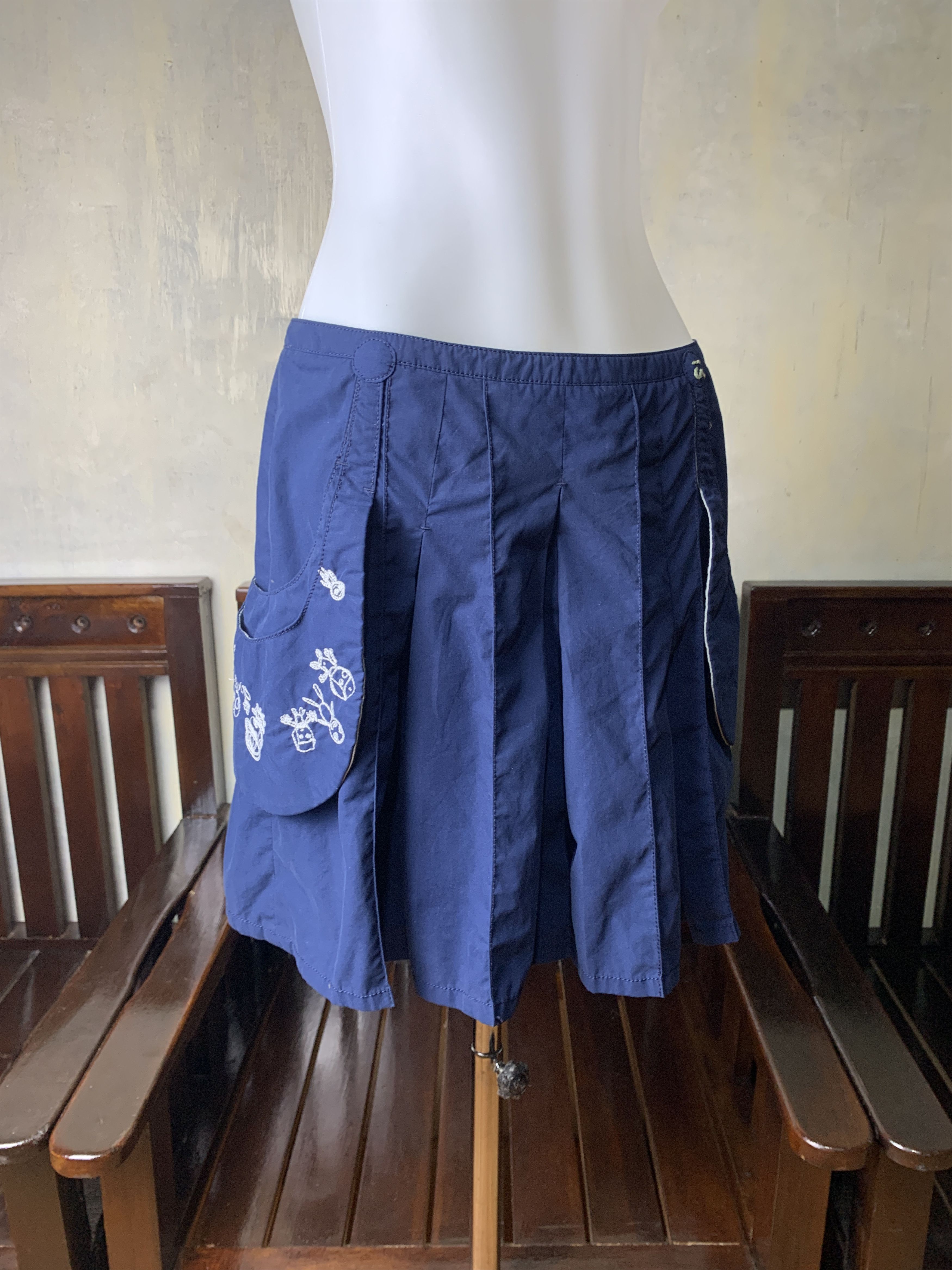 Japanese Brand a la sha Navy Pleated Embroidered Mini Skirt (S/28) Size 28" / US 6 / IT 42 - 3 Thumbnail