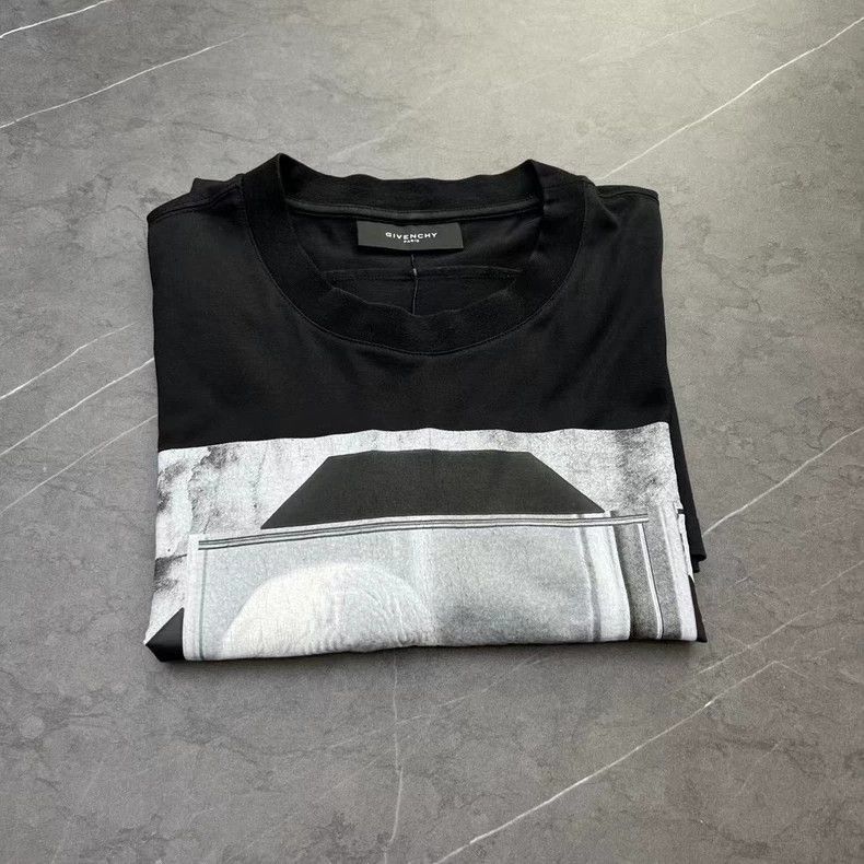 Givenchy Givenchy GIVENCHY Short Sleeve Graphic TShirt Size S -2507 Size US S / EU 44-46 / 1 - 5 Thumbnail