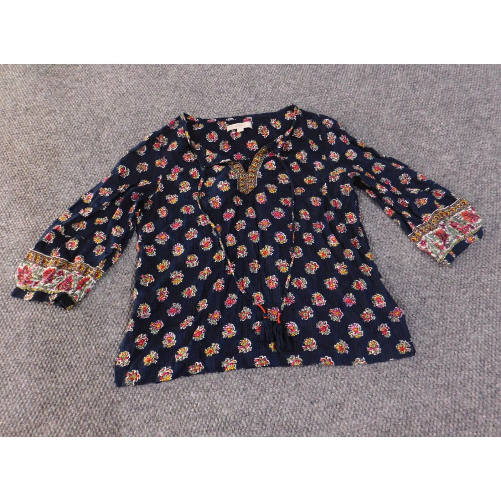 Loft LOFT Blouse - Navy Floral Embroidered 3/4 Sleeve Tunic Womens Medium V-Neck viscose Cotton Size M / US 6-8 / IT 42-44 - 4 Thumbnail