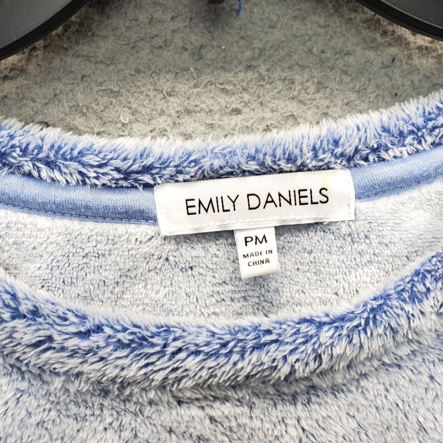 Vintage Emily Daniels Pajama Top Womens Petite Medium Multi Fuzzy Fleece Round Neck Slit Size M / US 6-8 / IT 42-44 - 3 Thumbnail