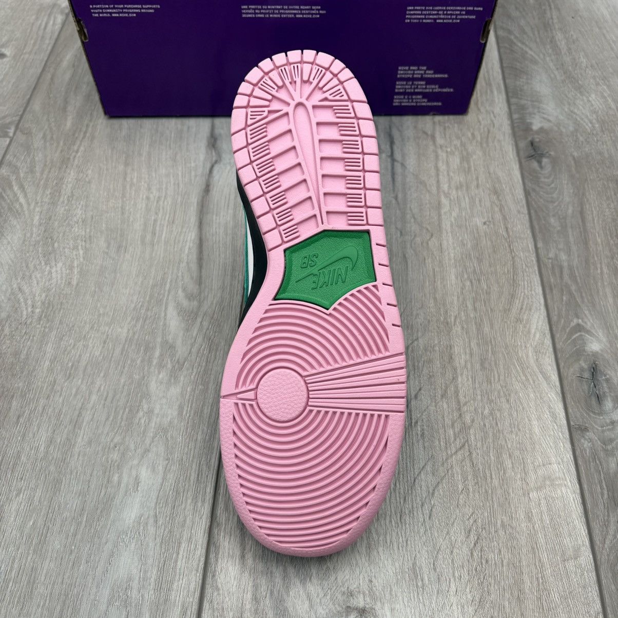 Nike SB NEW Nike Invert Celtics Dunks Size US 9 Size US 9 / EU 42 - 11 Thumbnail