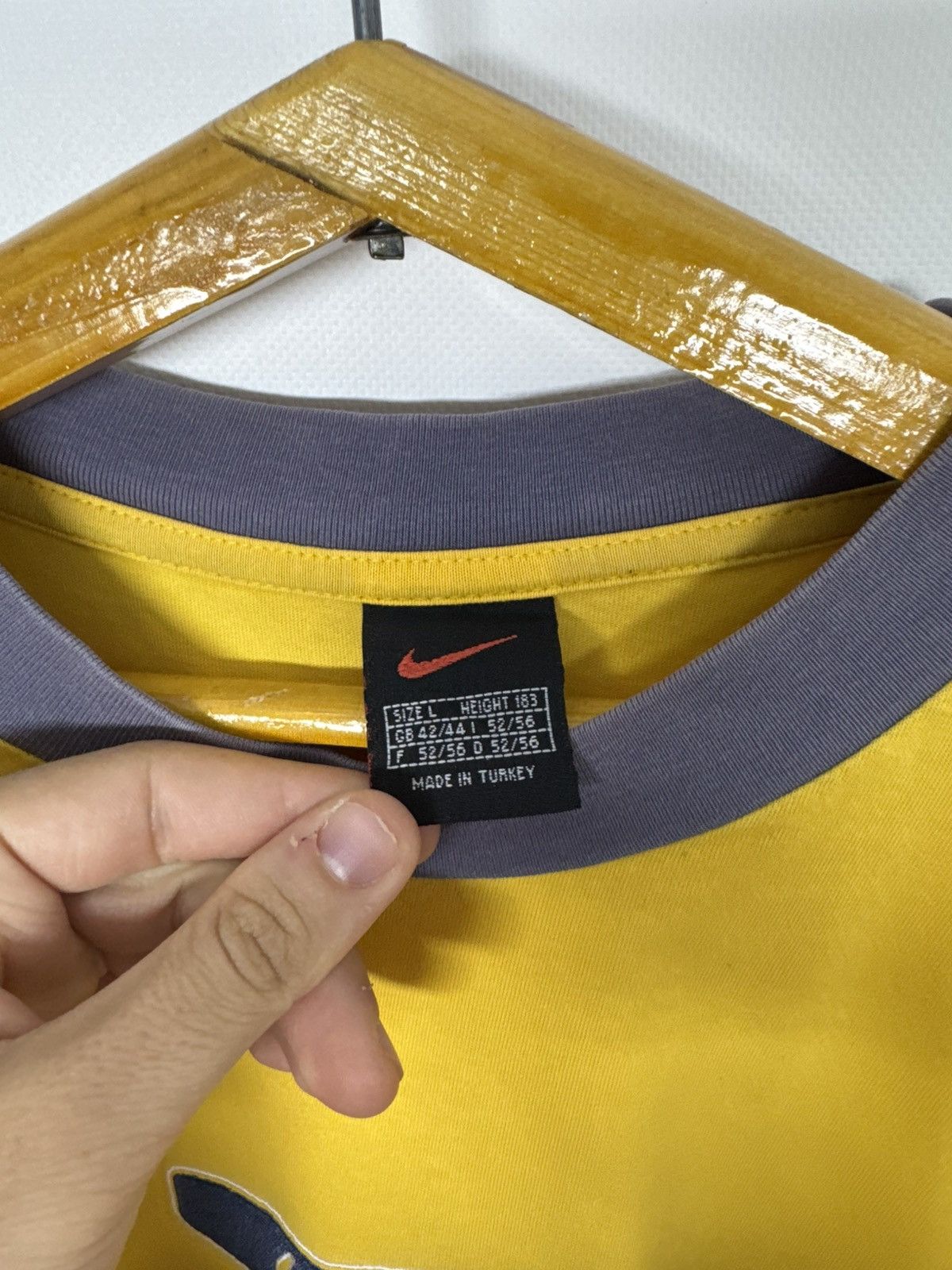 Nike Vintage Y2K Nike T Shirt Center Logo Streetwear Hype Size US L / EU 52-54 / 3 - 9 Thumbnail