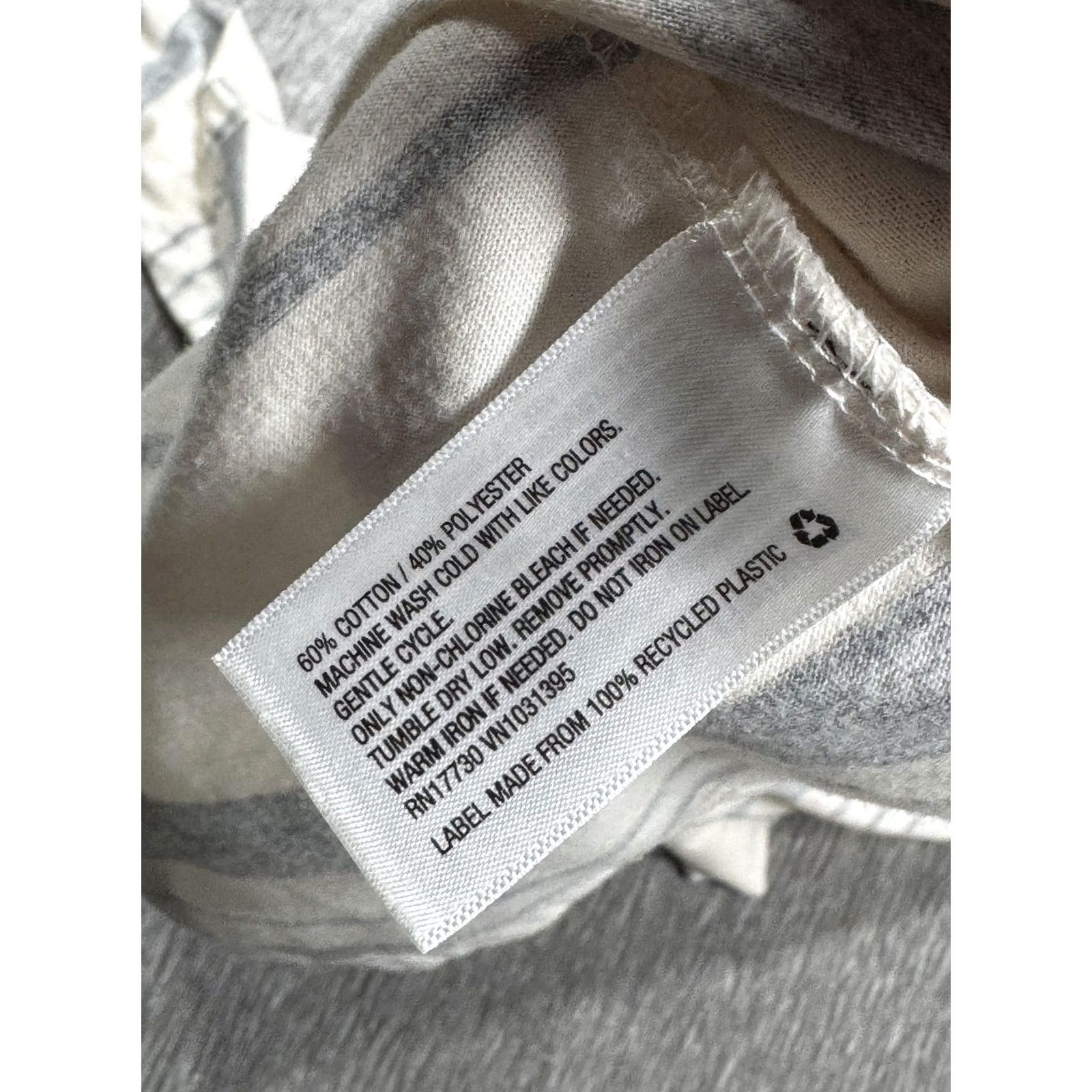 Mossimo [{"output": "Mossimo Supply Co Shirt Women S White Gray Stripe Long Sleeve V Neck - Pre-Owned Size S / US 4 / IT 40 - 7 Thumbnail