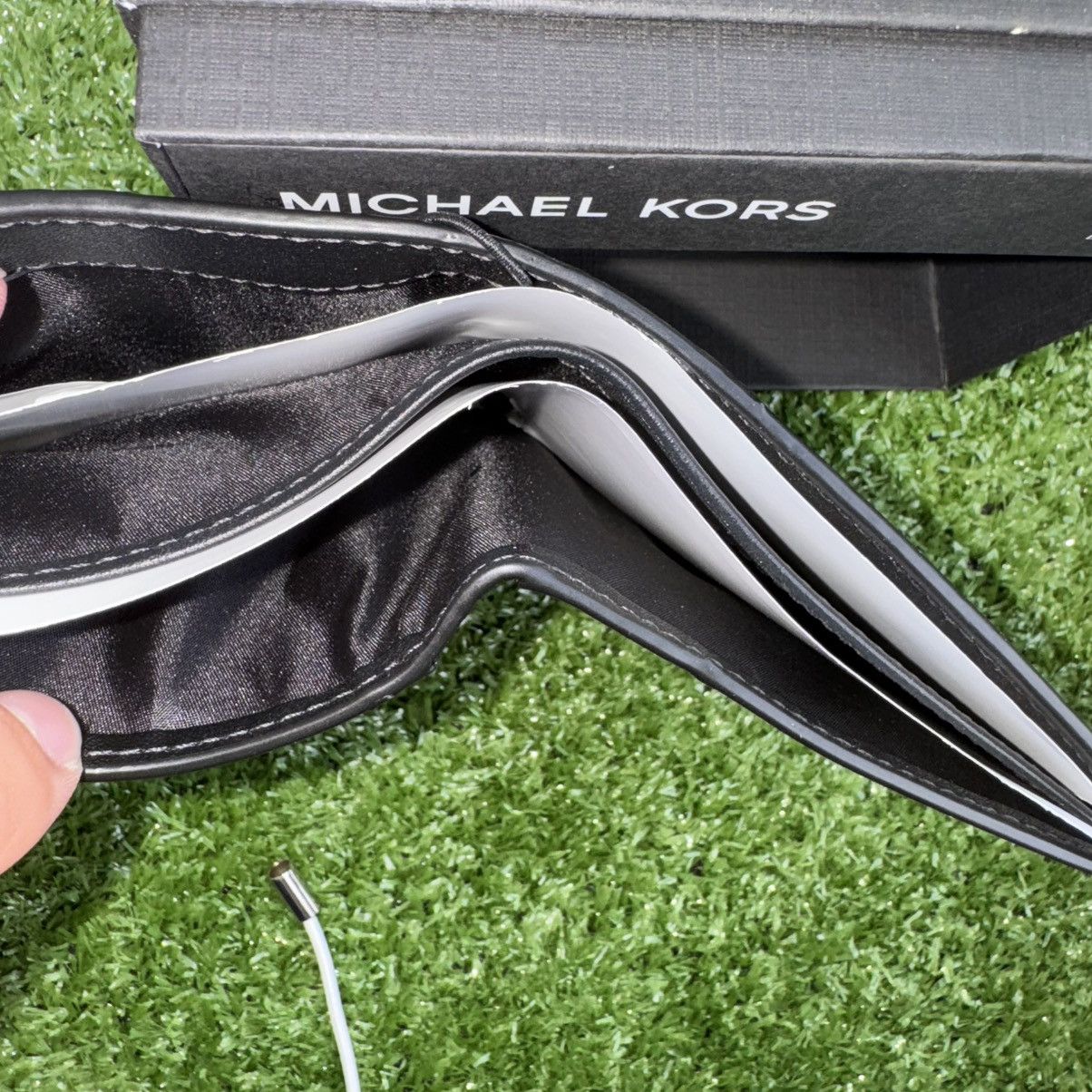 Michael Kors Michael Kors Black Leather Bi-Fold (Billfold) Wallet Size ONE SIZE - 5 Thumbnail