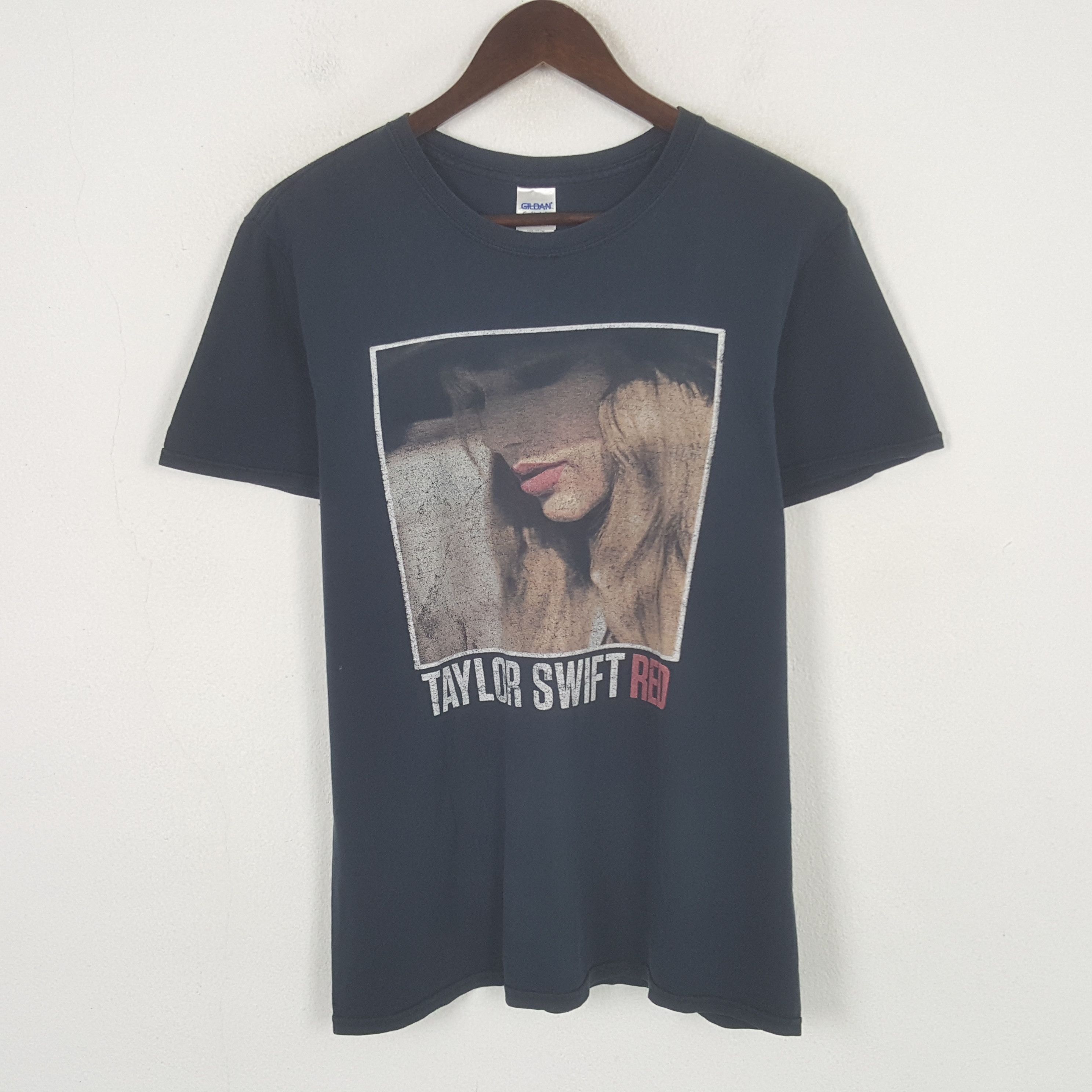Other Vintage Taylor Swift Red 2013 Tour Tshirt Size US M / EU 48-50 / 2 - 1 Thumbnail