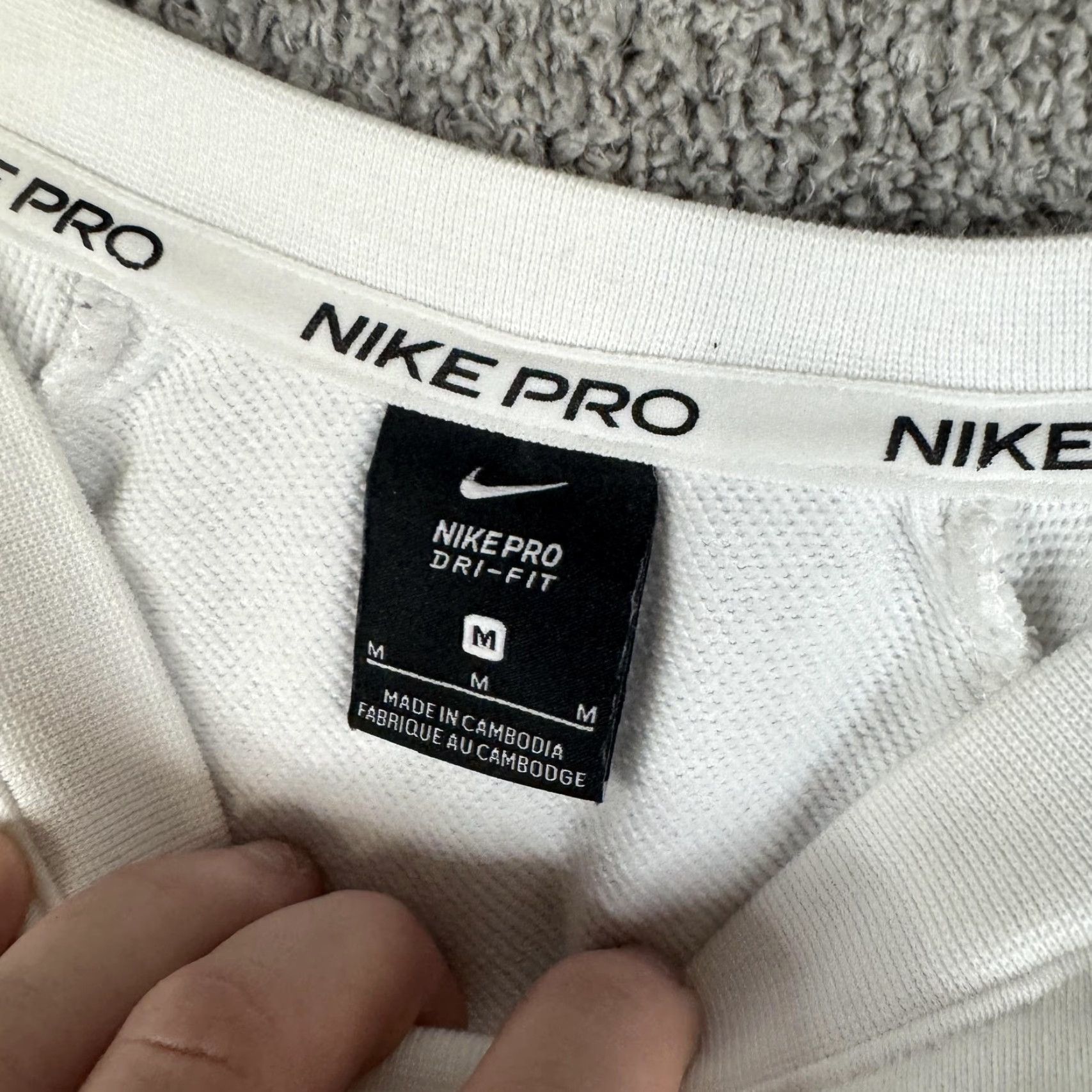 Nike Nike Dri-FIT Sweatshirt Womens Medium White Cropped Crewneck Pullover Logo Stripes Athletic Sports Size M / US 6-8 / IT 42-44 - 7 Thumbnail
