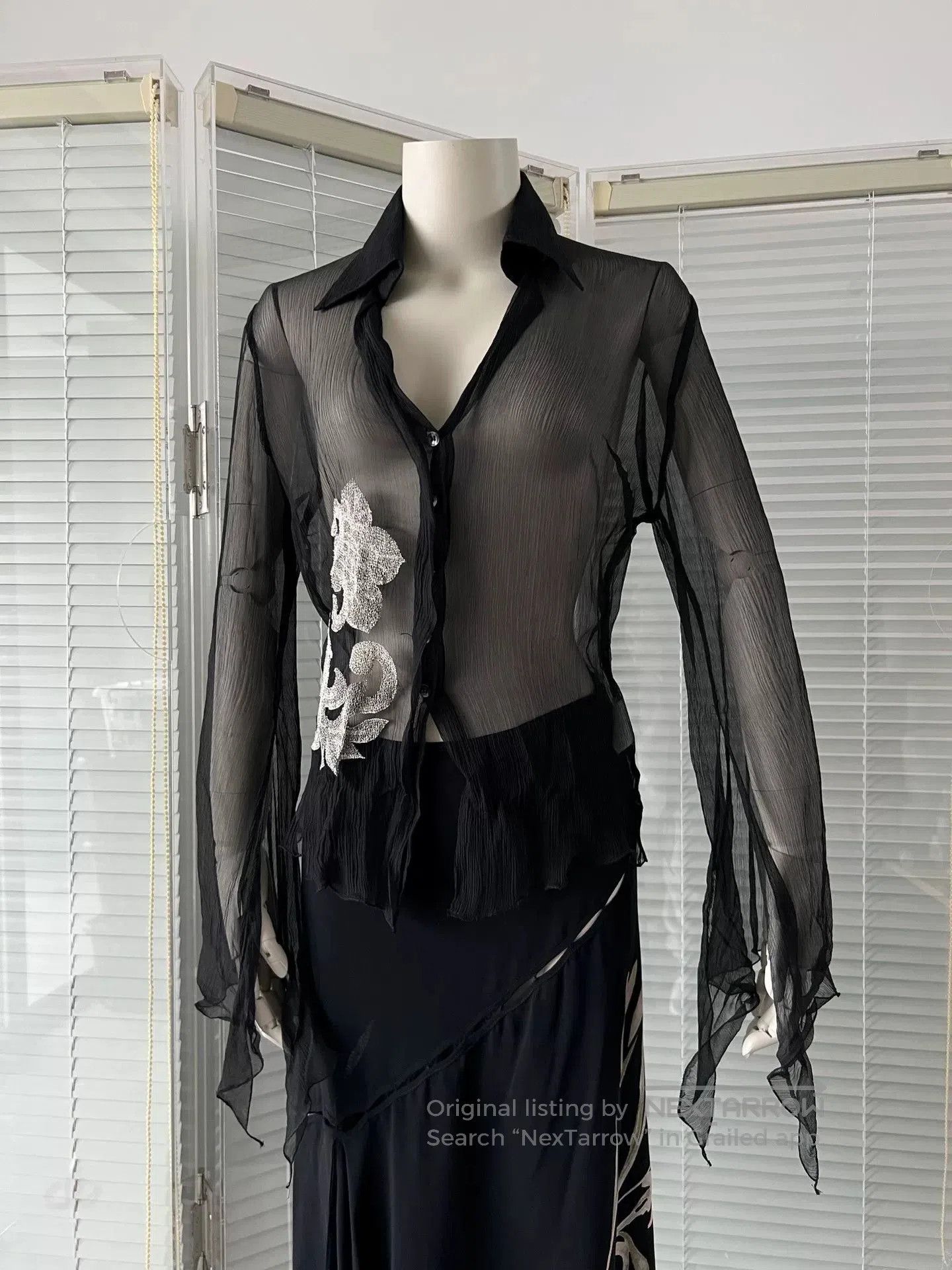Other Vintage Italian Silver Lily Silk Shirt. Size M / US 6-8 / IT 42-44 - 2 Thumbnail