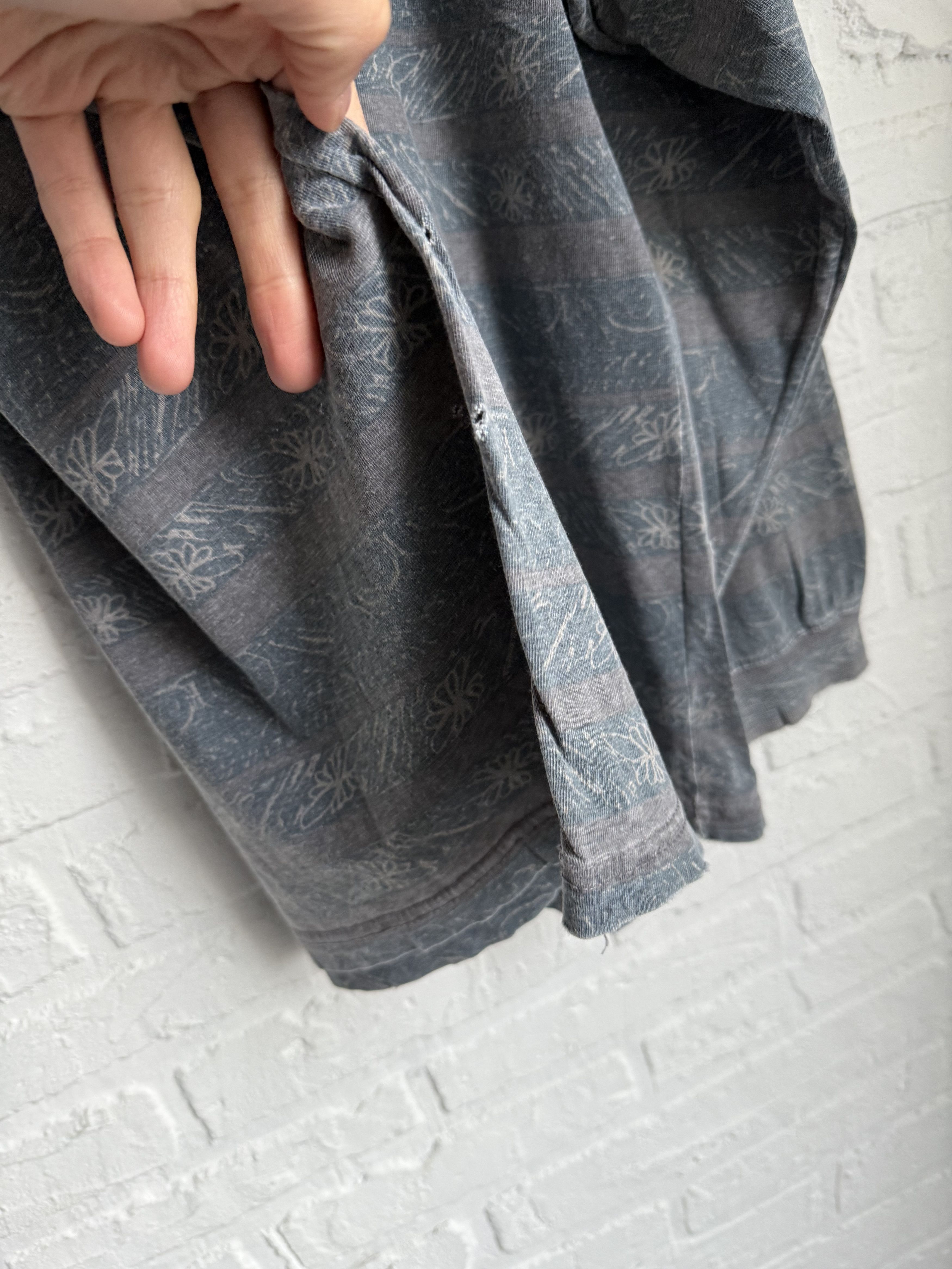 Quiksilver Vintage 90s Quiksilver abstraction distressed long sleeve Size US L / EU 52-54 / 3 - 5 Thumbnail