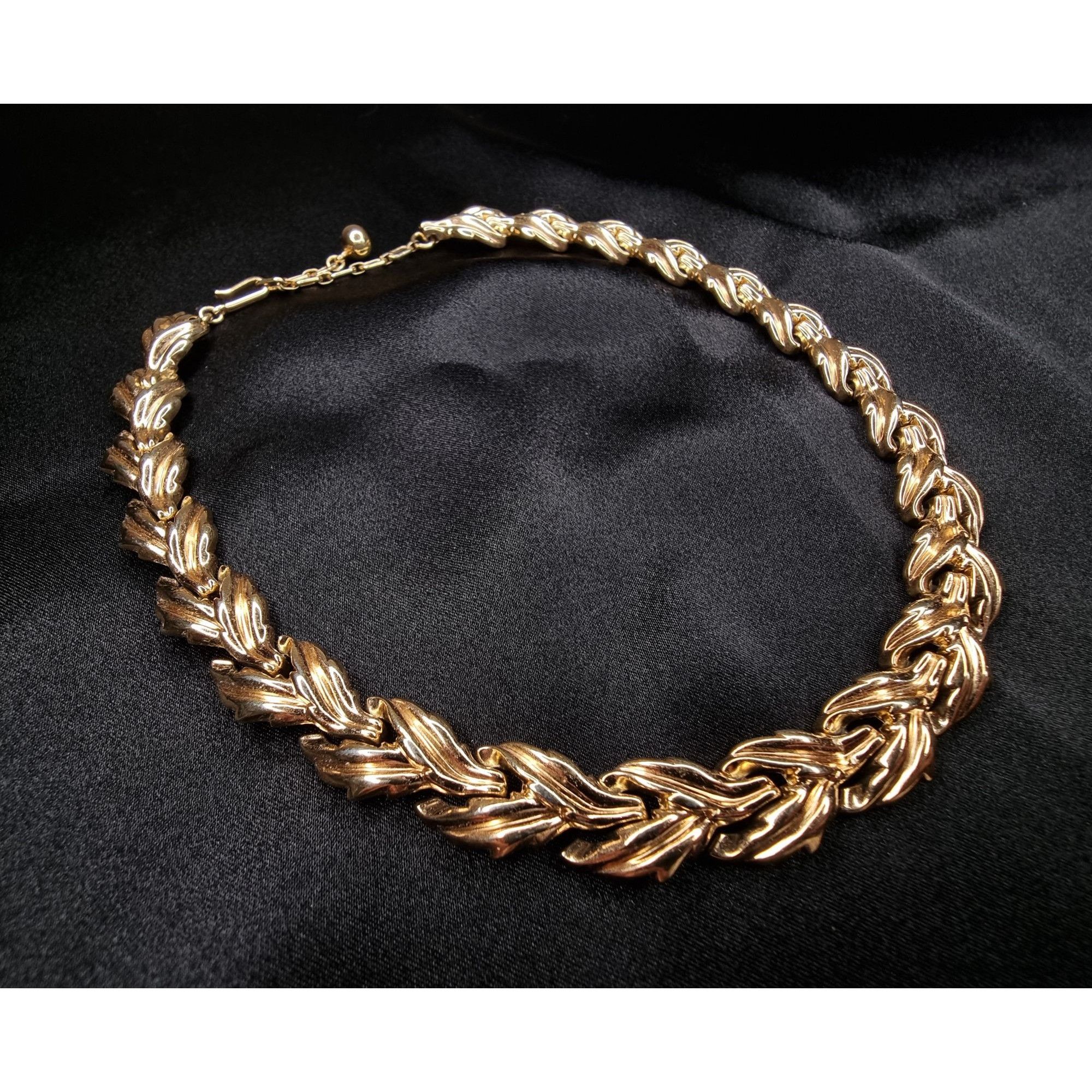 Vintage Vintage TRIFARI 1950s Gold-Tone Necklace With Textured Leaf Size ONE SIZE - 4 Thumbnail