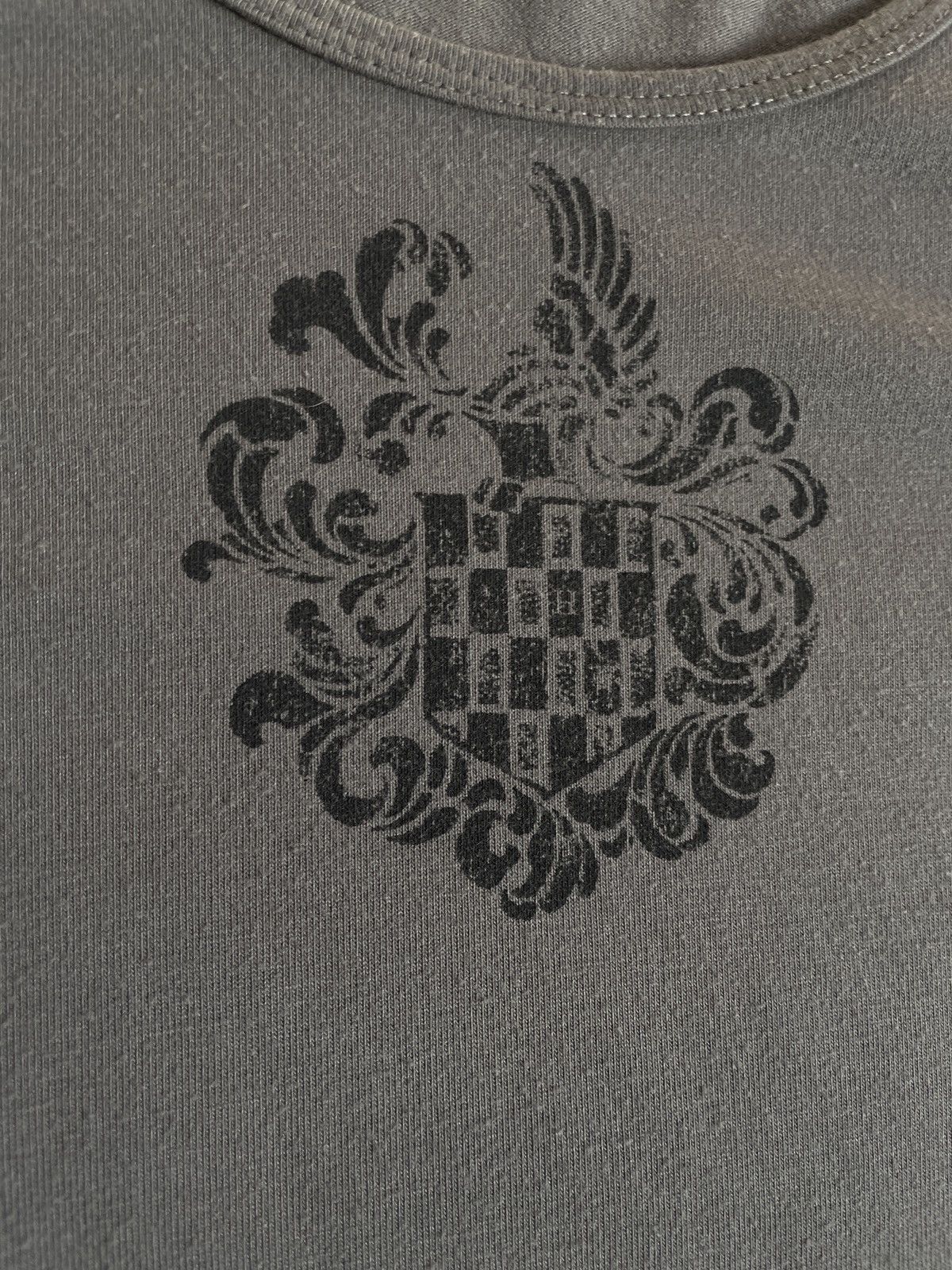 If Six Was Nine 2000s HIDEAWAYS Japanese archive Vkei Gothic Emblem Tee Size US S / EU 44-46 / 1 - 8 Thumbnail