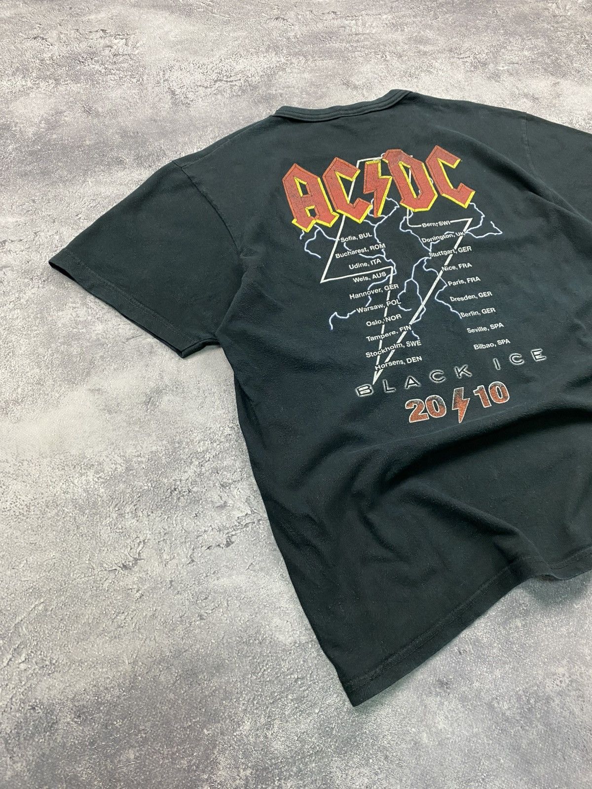 AC/DC Vintage AC/DC Black Ice 2010 Tour Band T-Shirt Rare Y2K Tee Size US L / EU 52-54 / 3 - 13 Thumbnail