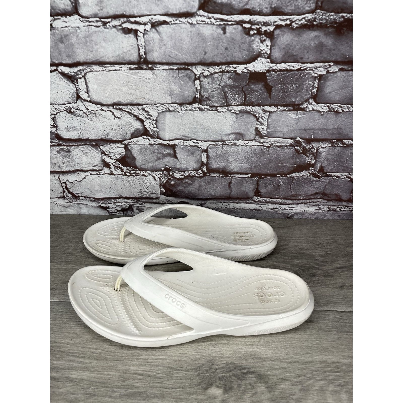 Crocs Crocs Iconic Comfort White Rubber Classic Thong Sandals Wome Size US 10 / IT 40 - 13 Thumbnail