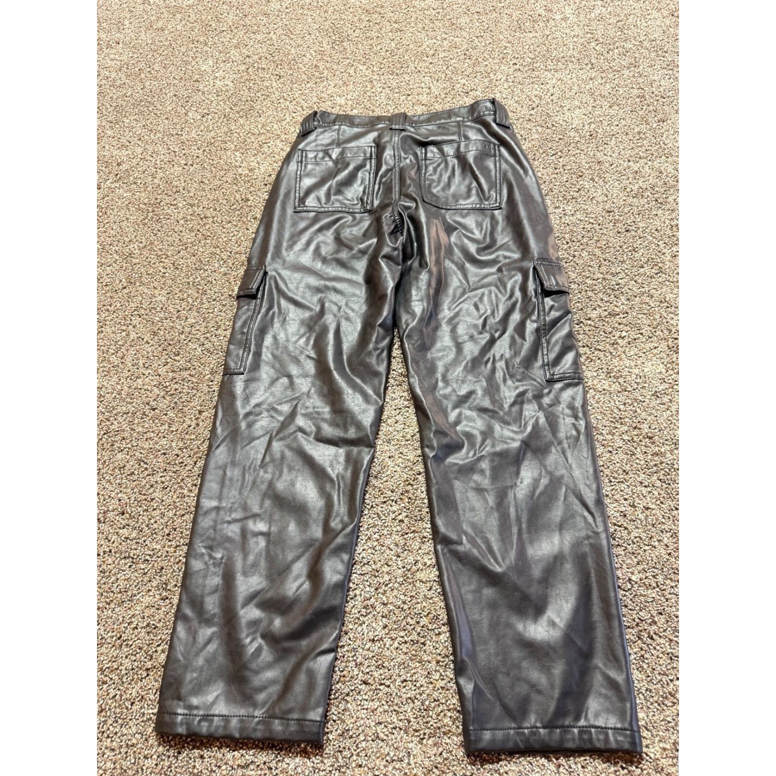 American Eagle Outfitters American Eagle Outfitters Cargo Pants Women's Black Size 6 SHORT EUC Leather Look Faux Leather Cargo Pants Women Black 6 SHORT Size 28" / US 6 / IT 42 - 3 Thumbnail